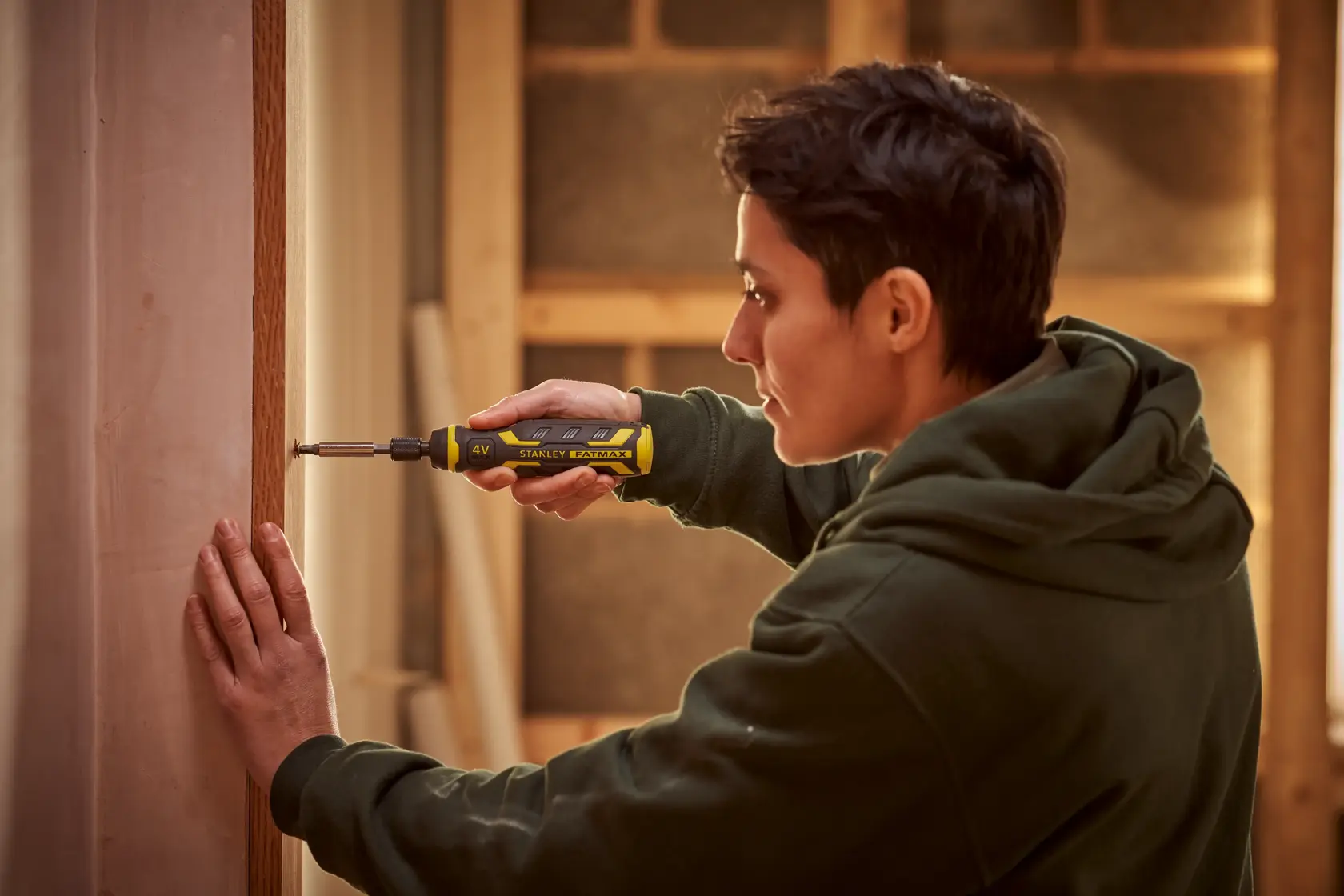 Stanley FMHT66719-0 tournevis électrique utilisé par une personne dans un atelier.