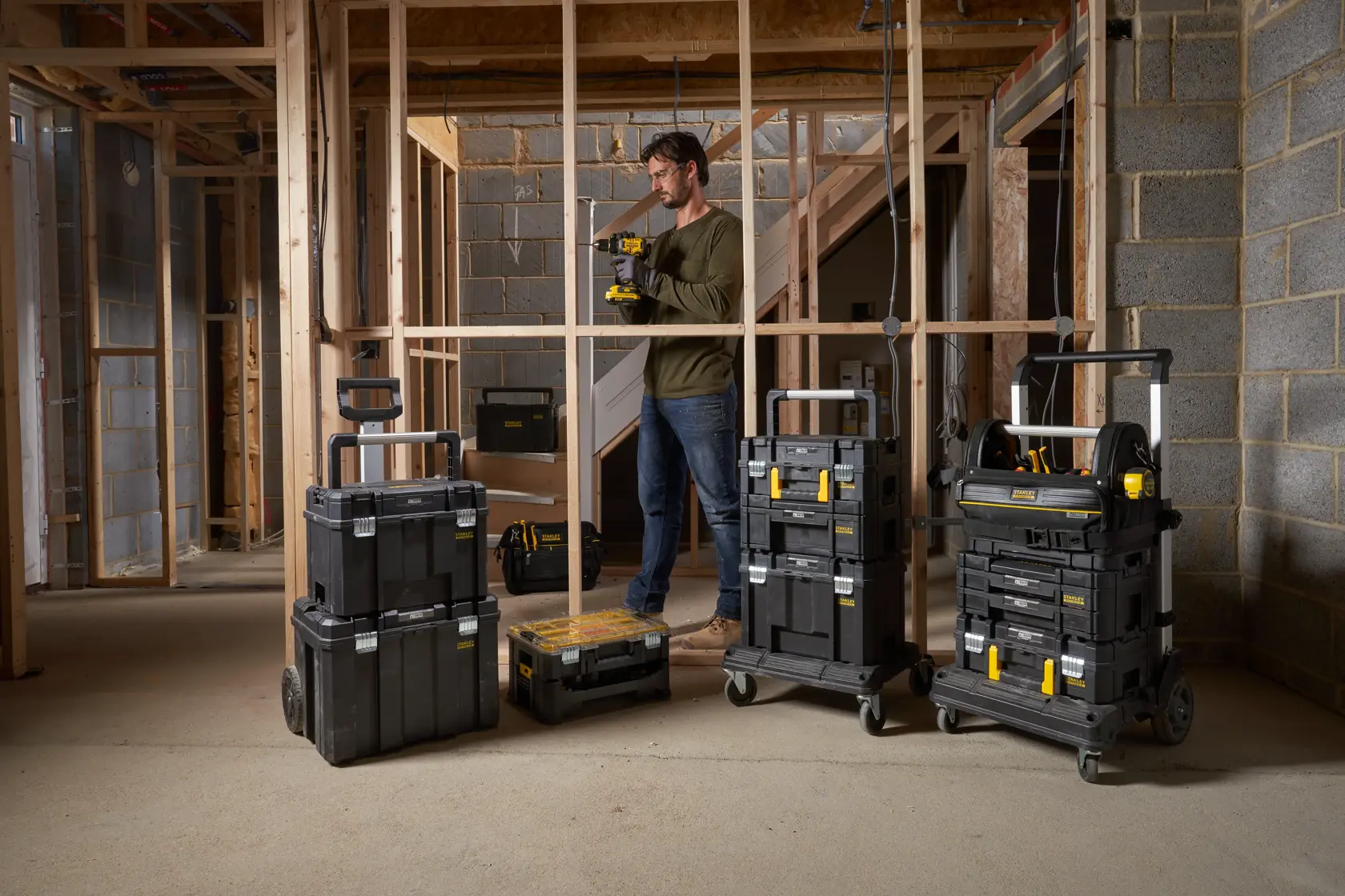 STANLEY FMST82967-9 boîtes de rangement à roulettes sur chantier, unités empilées avec poignées.