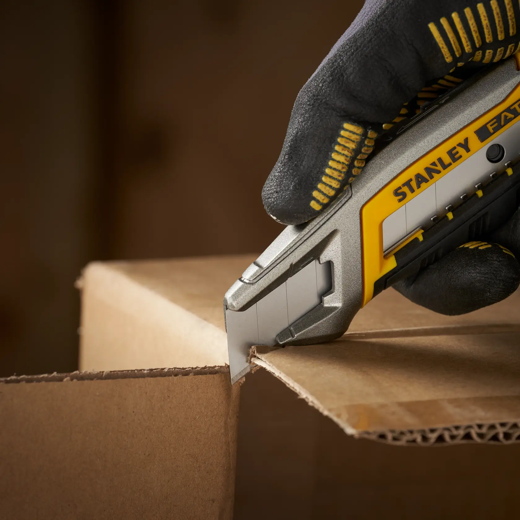 Stanley 1-11-301 Universalmesser schneidet Karton, Nahaufnahme, Produkt in Anwendung.