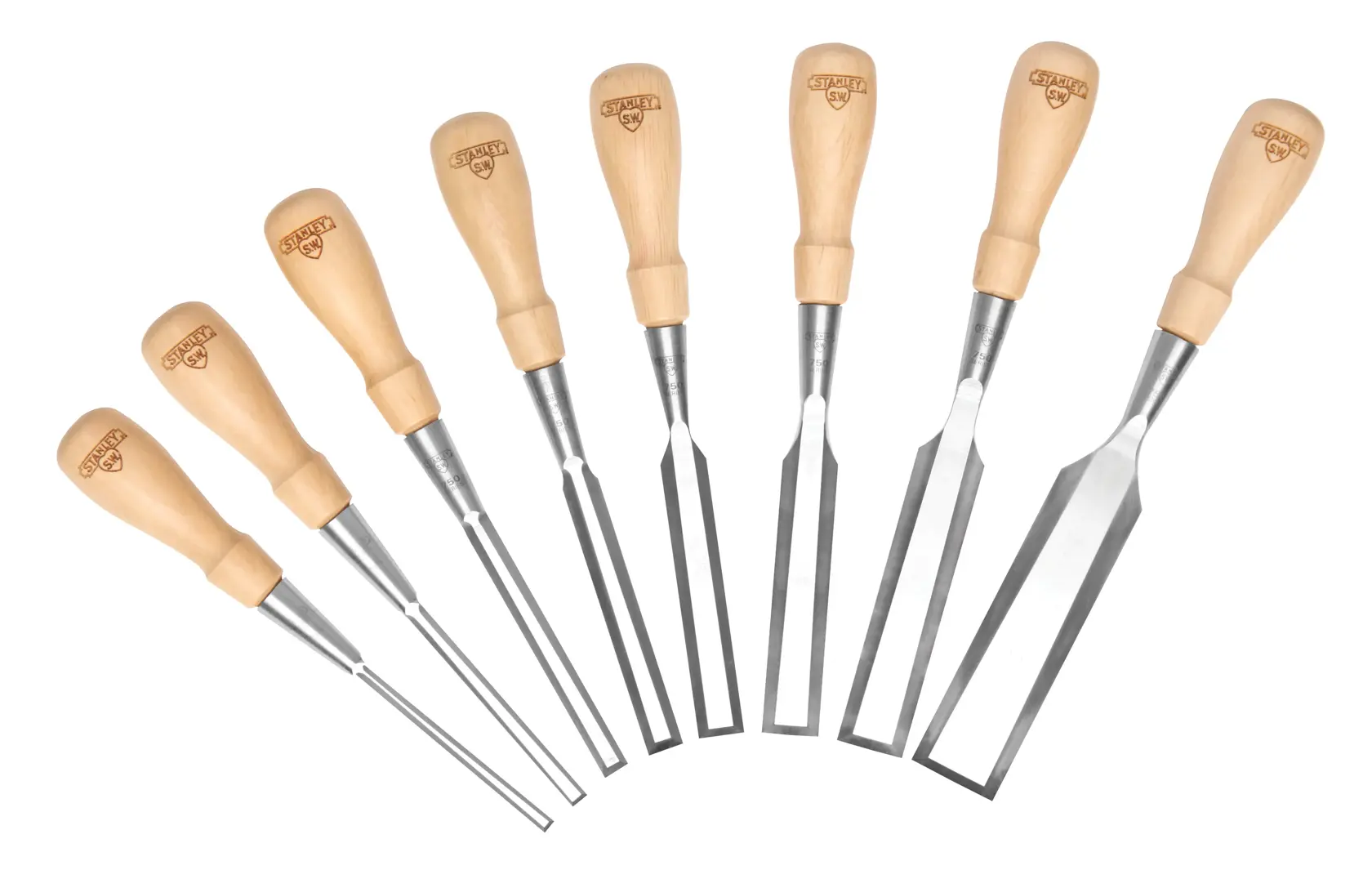 Ensemble de huit ciseaux à bois Stanley avec manches en bois, disposés en éventail sur fond blanc.