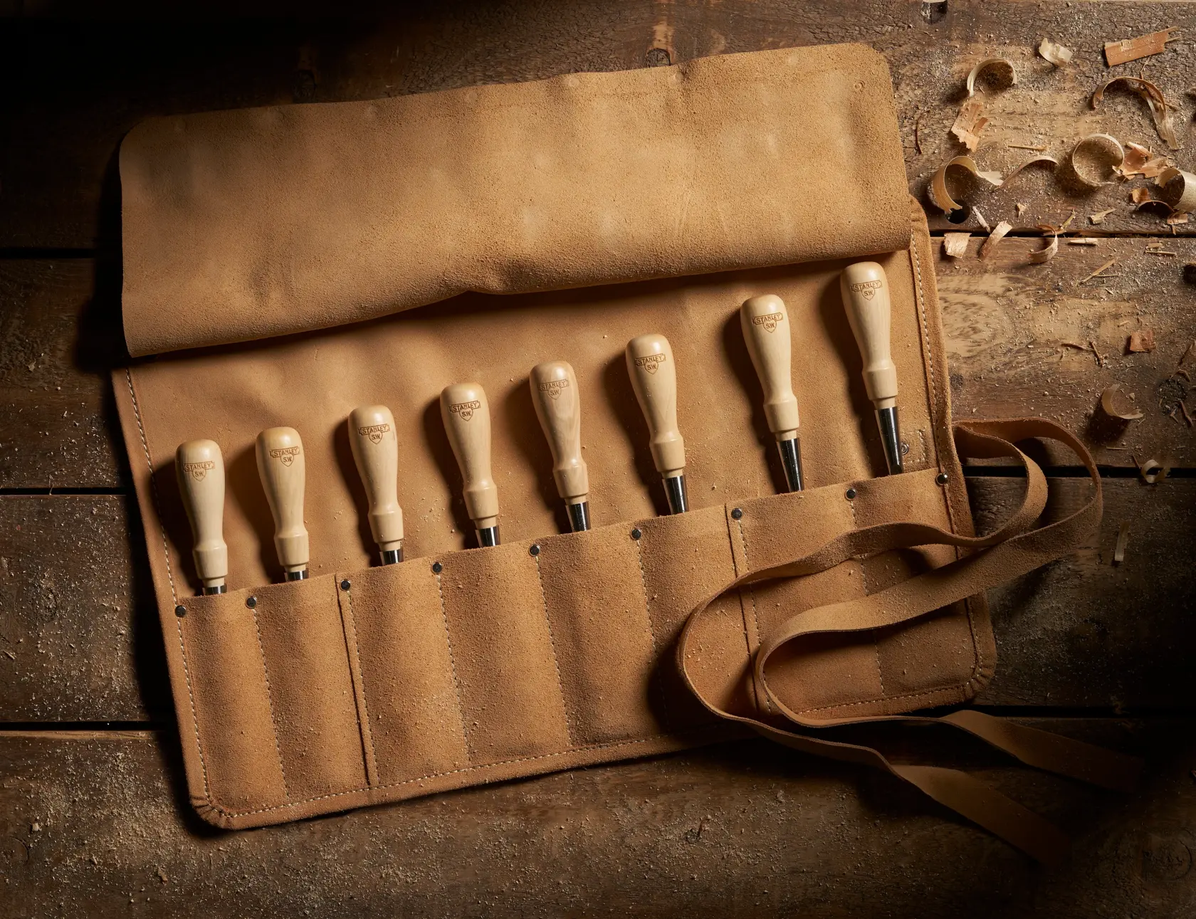 STANLEY 1-16-793 ensemble de ciseaux dans une pochette en suède beige, poignées en bois, photo vue du dessus.