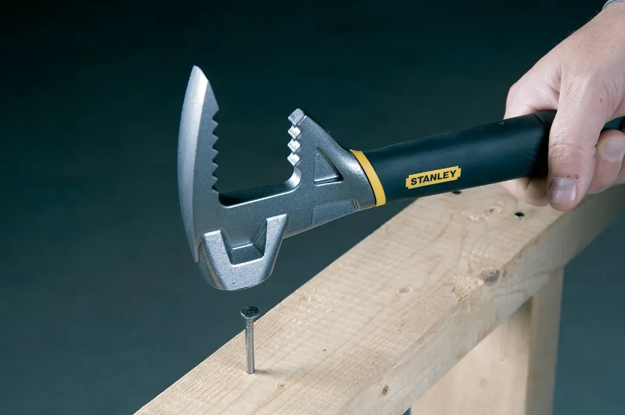 STANLEY 1-55-099 FatMax claw bar with black and yellow handle, photography on white background.