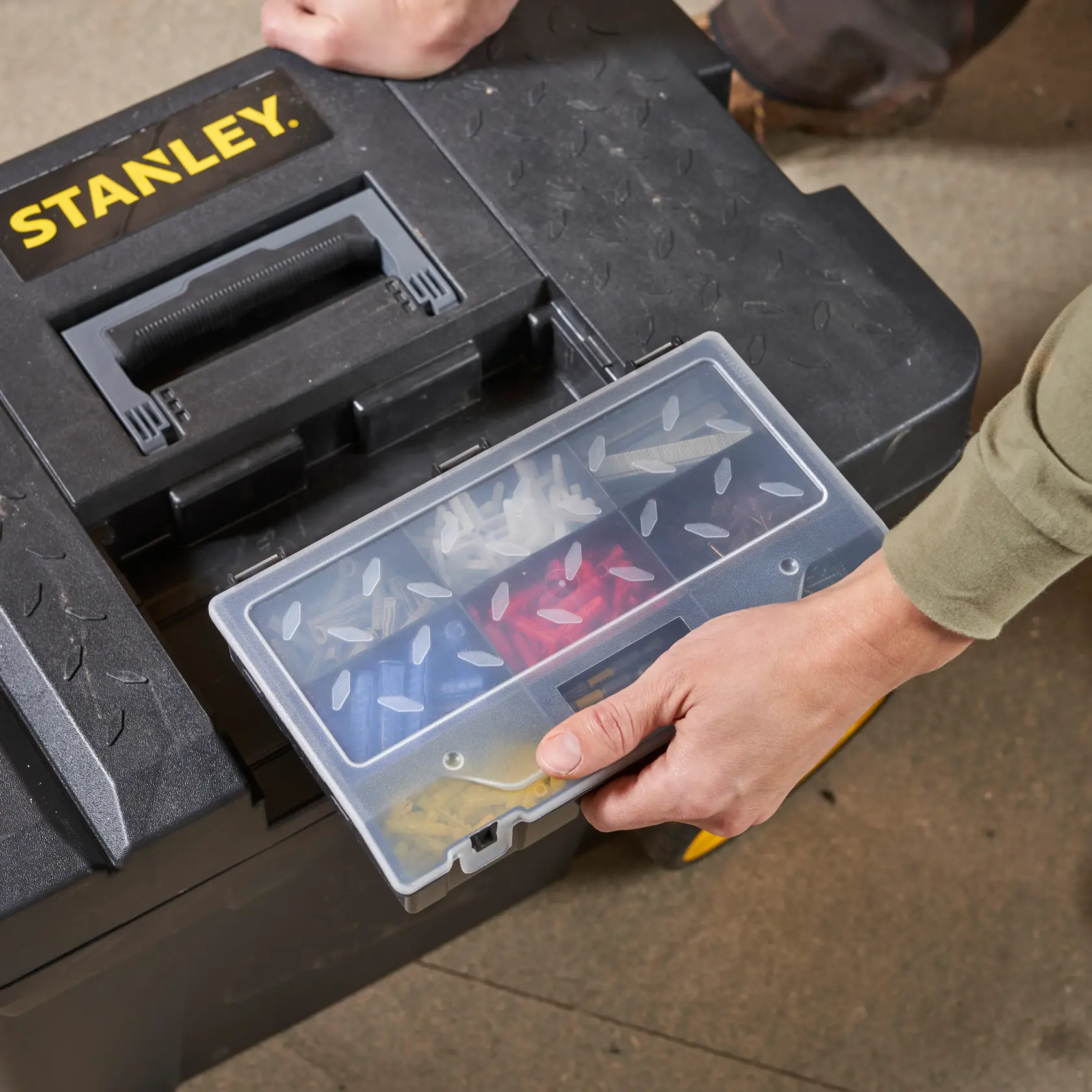 STANLEY 1-97-503 Werkzeugkasten-Fotografie mit Organizer-Fach und verschiedenen Befestigungen, Draufsicht.