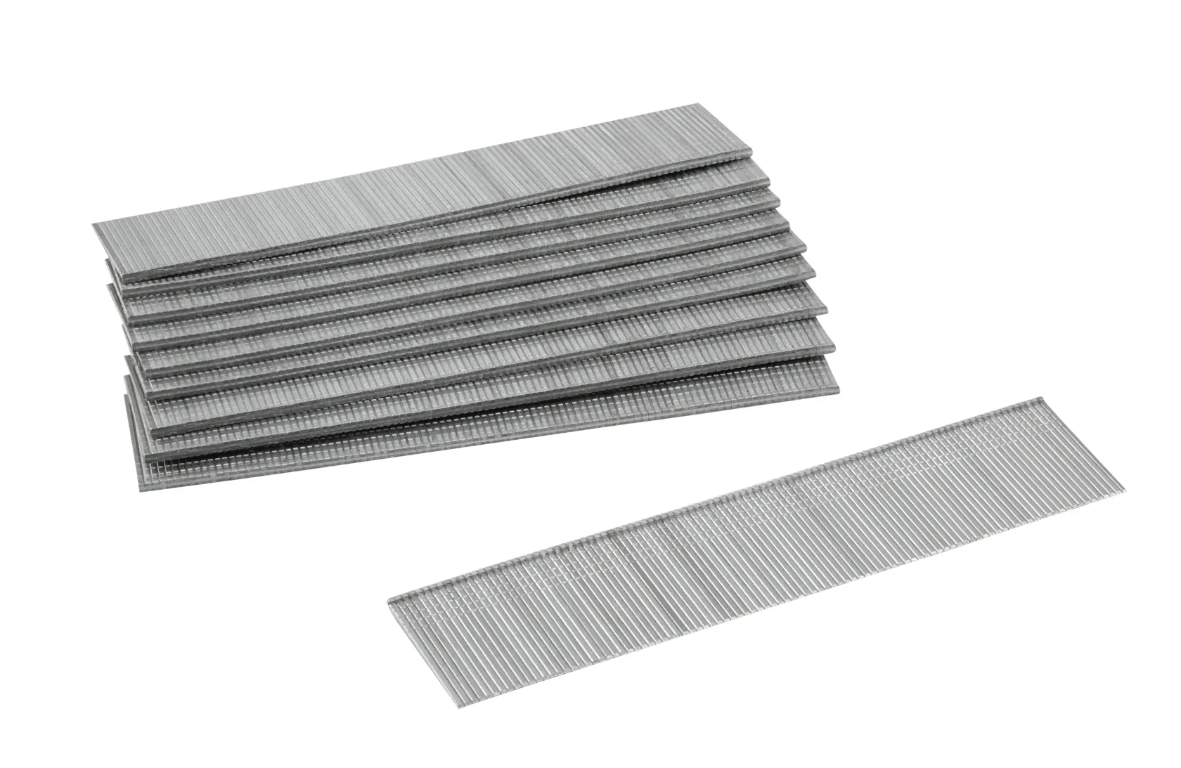 Gros plan de bandes métalliques de clous pour un pistolet à clous sur fond blanc.