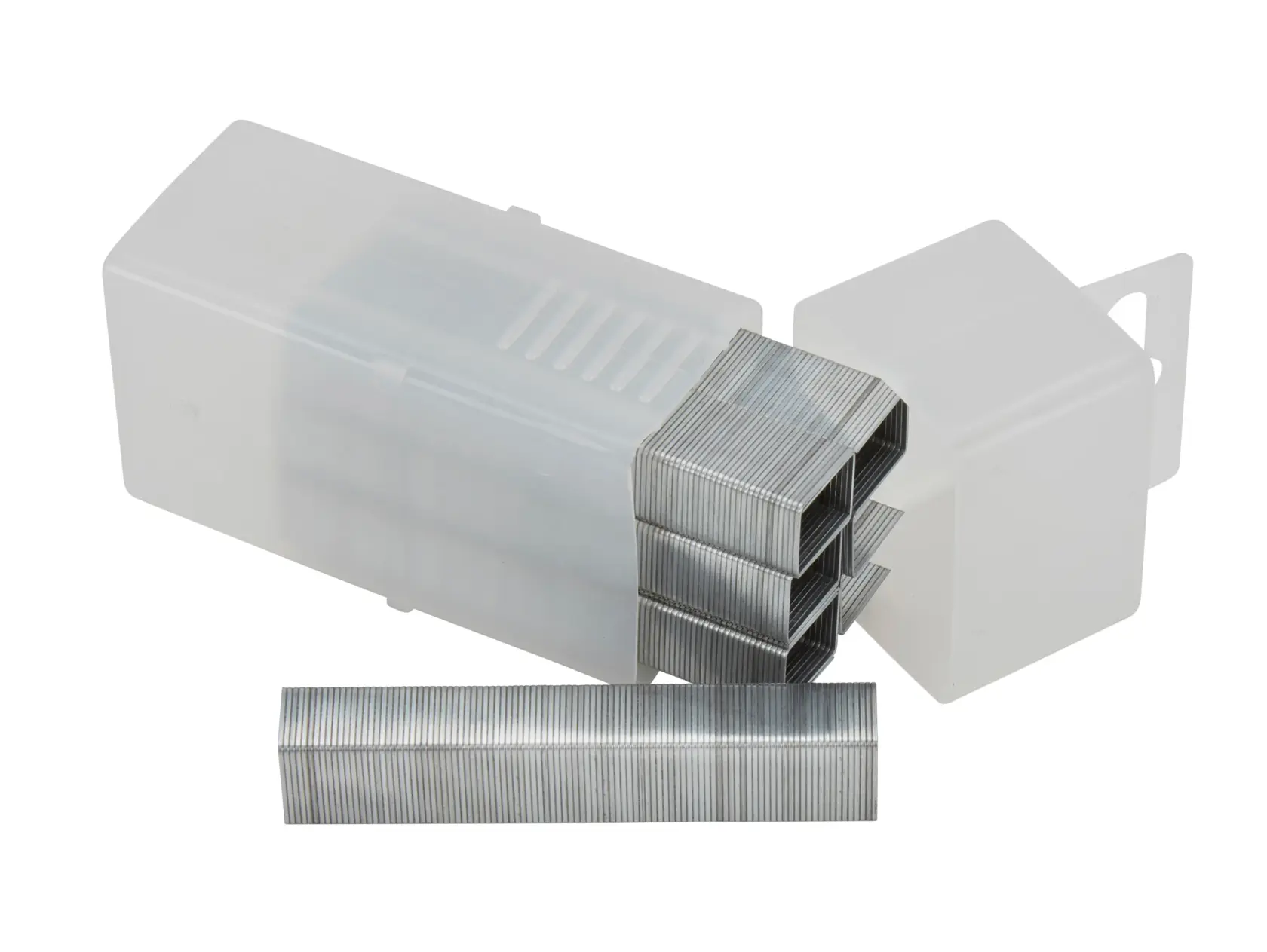 Boîte d'agrafes métalliques pour agrafeuse, empilées et partiellement sorties du boîtier plastique.