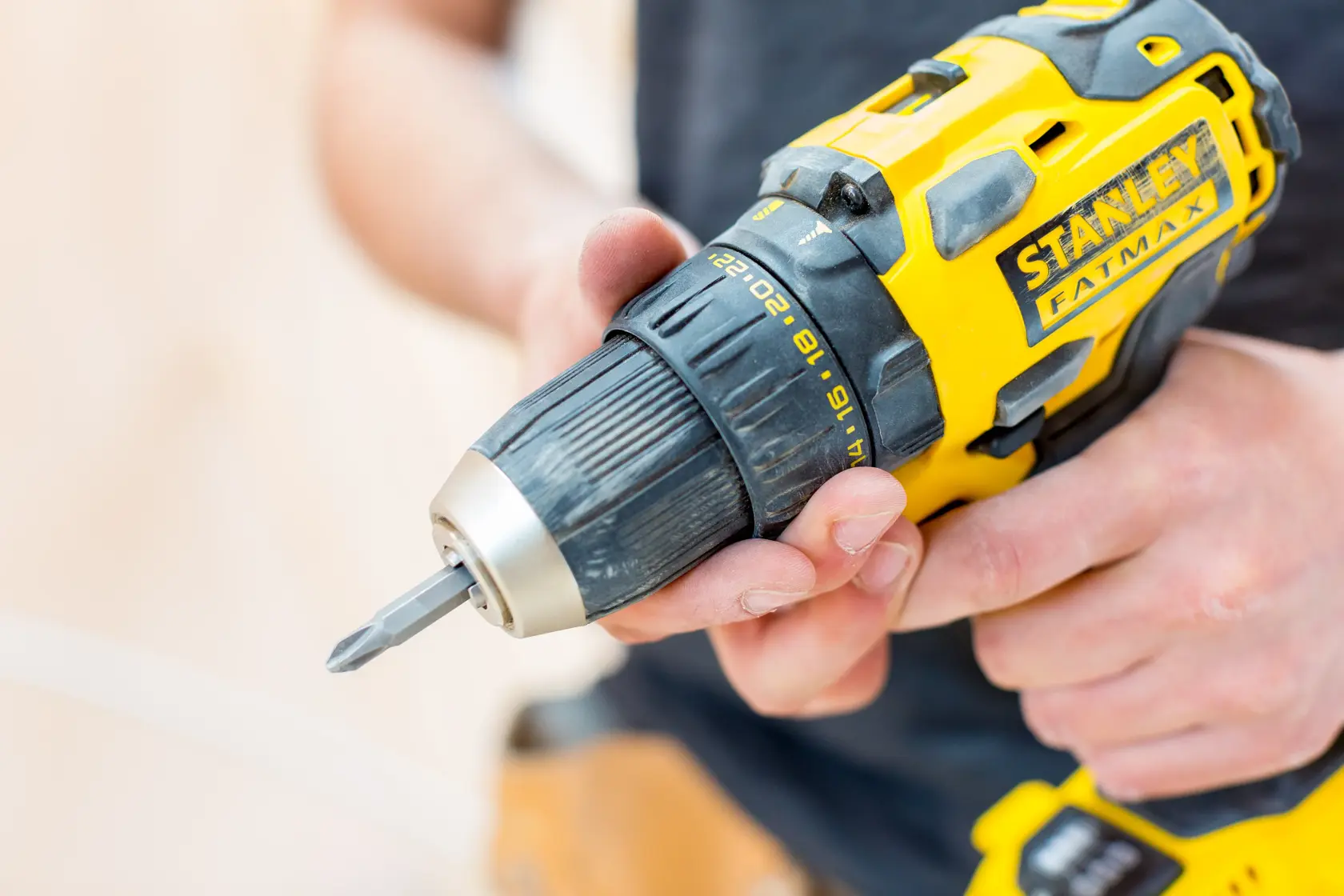 STANLEY FMC607D2T perceuse sans fil en utilisation, photo en gros plan du corps jaune et noir.
