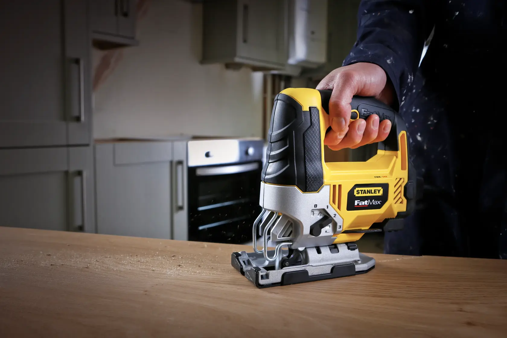 STANLEY FME340K Stichsäge im Einsatz auf Holz, Nahaufnahme, gelb-schwarzes Design.