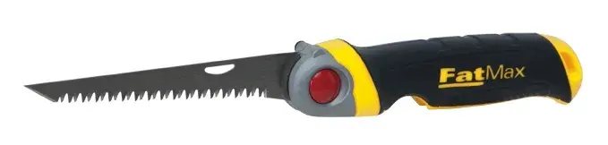STANLEY FMHT0-20559 scie à guichet pliante avec poignée noire et jaune, vue latérale sur fond blanc.
