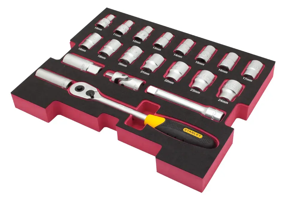 STANLEY FMHT0-74297 coffret de douilles avec cliquet et barres d’extension dans un plateau en mousse rouge et noire, vue en angle.