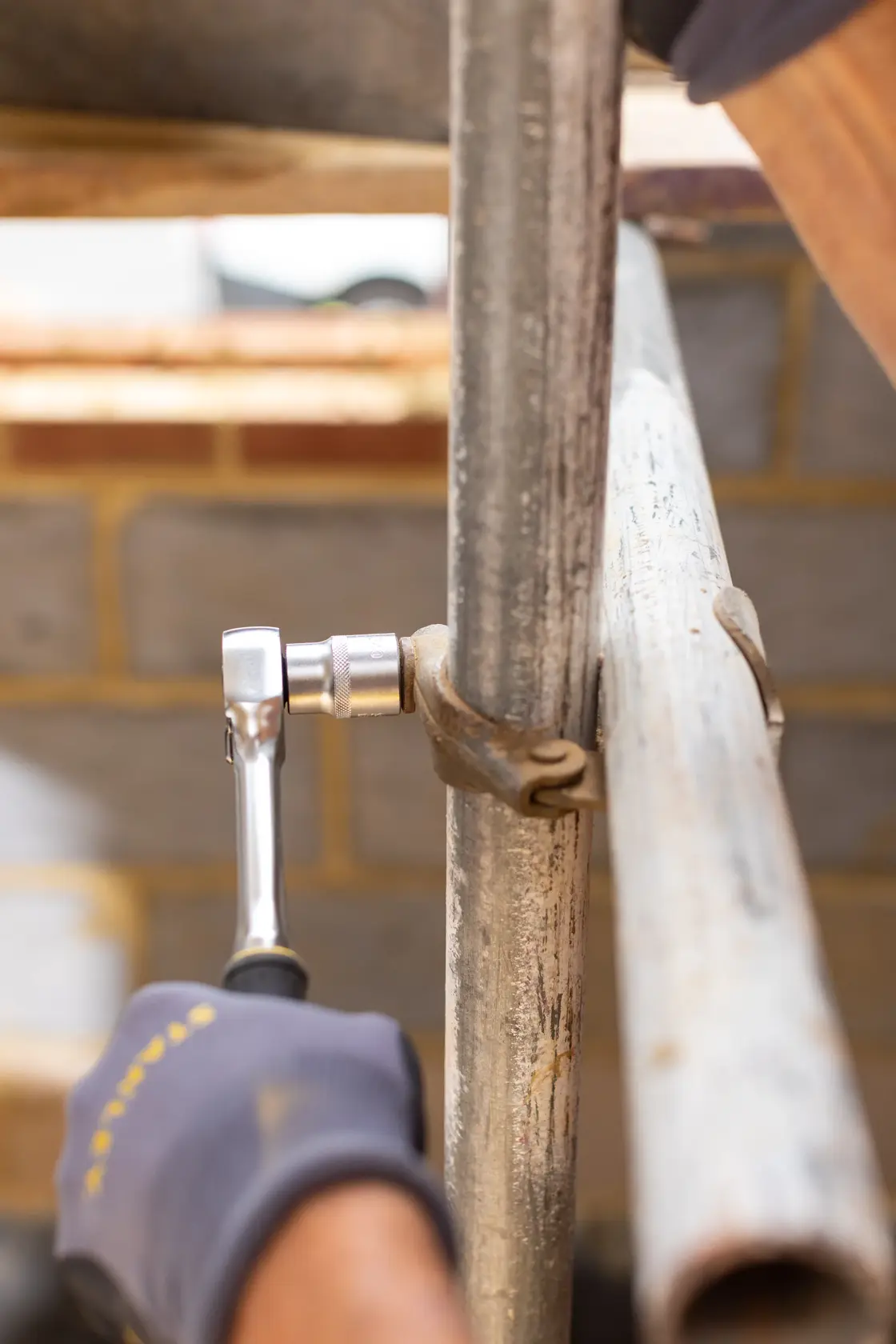 STANLEY FMMT17227-0 ratchet used on scaffold clamp, close-up photo of tool in action.
