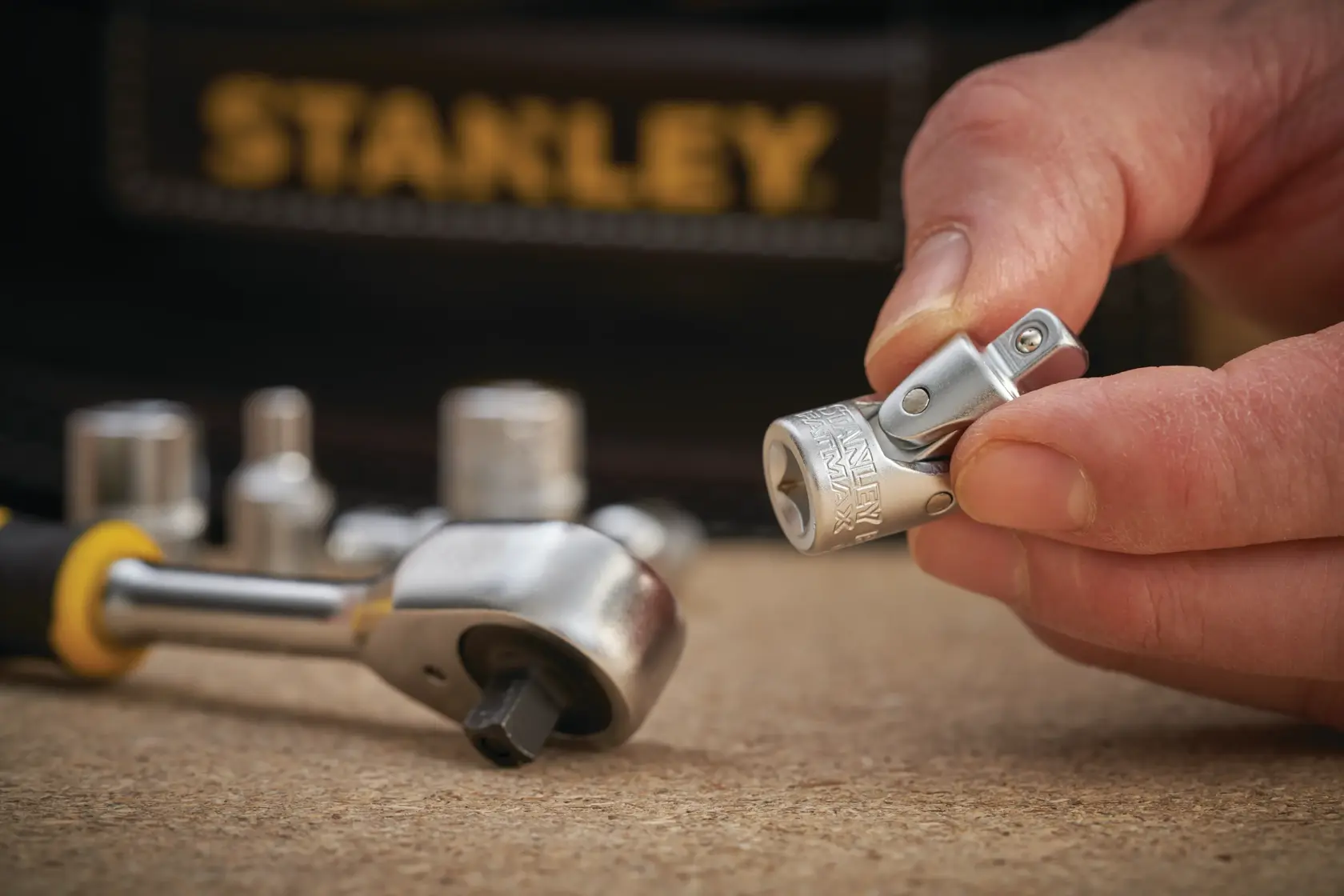 Photographie STANLEY FMMT18008-0 accessoire pour douilles, détail en gros plan avec main tenant l’outil.
