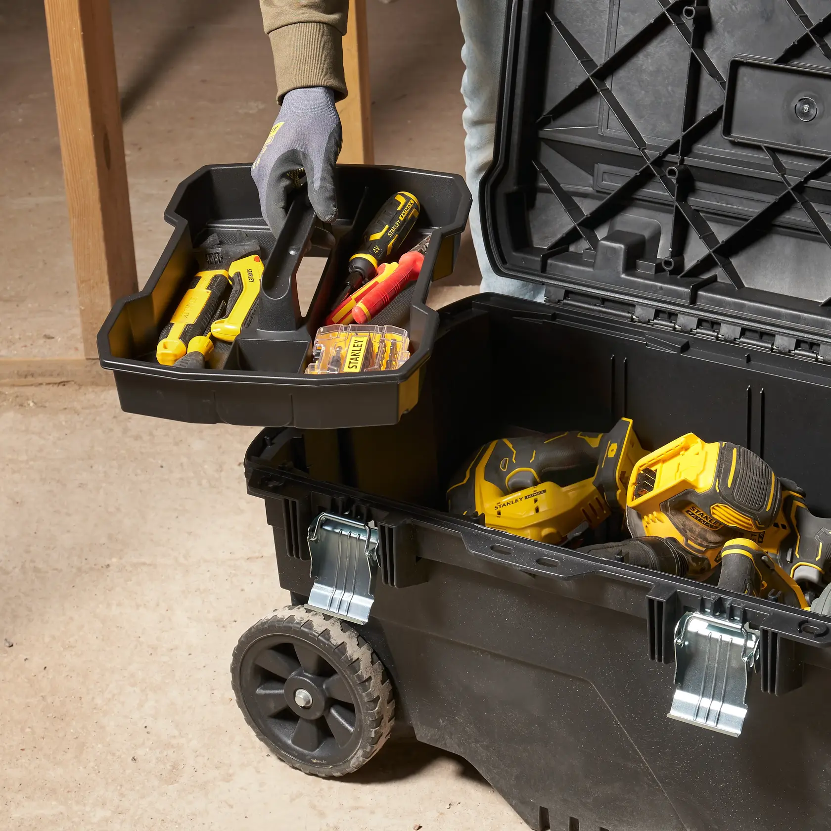 STANLEY FMST1-73601 boîte à outils roulante avec plateau, remplie d’outils, vue atelier depuis le dessus.
