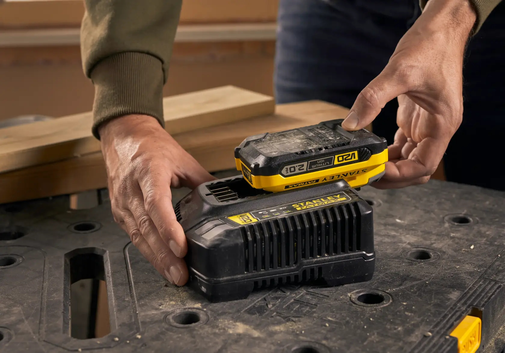 STANLEY SFMCB12D2 batterie et chargeur, gros plan sur établi.