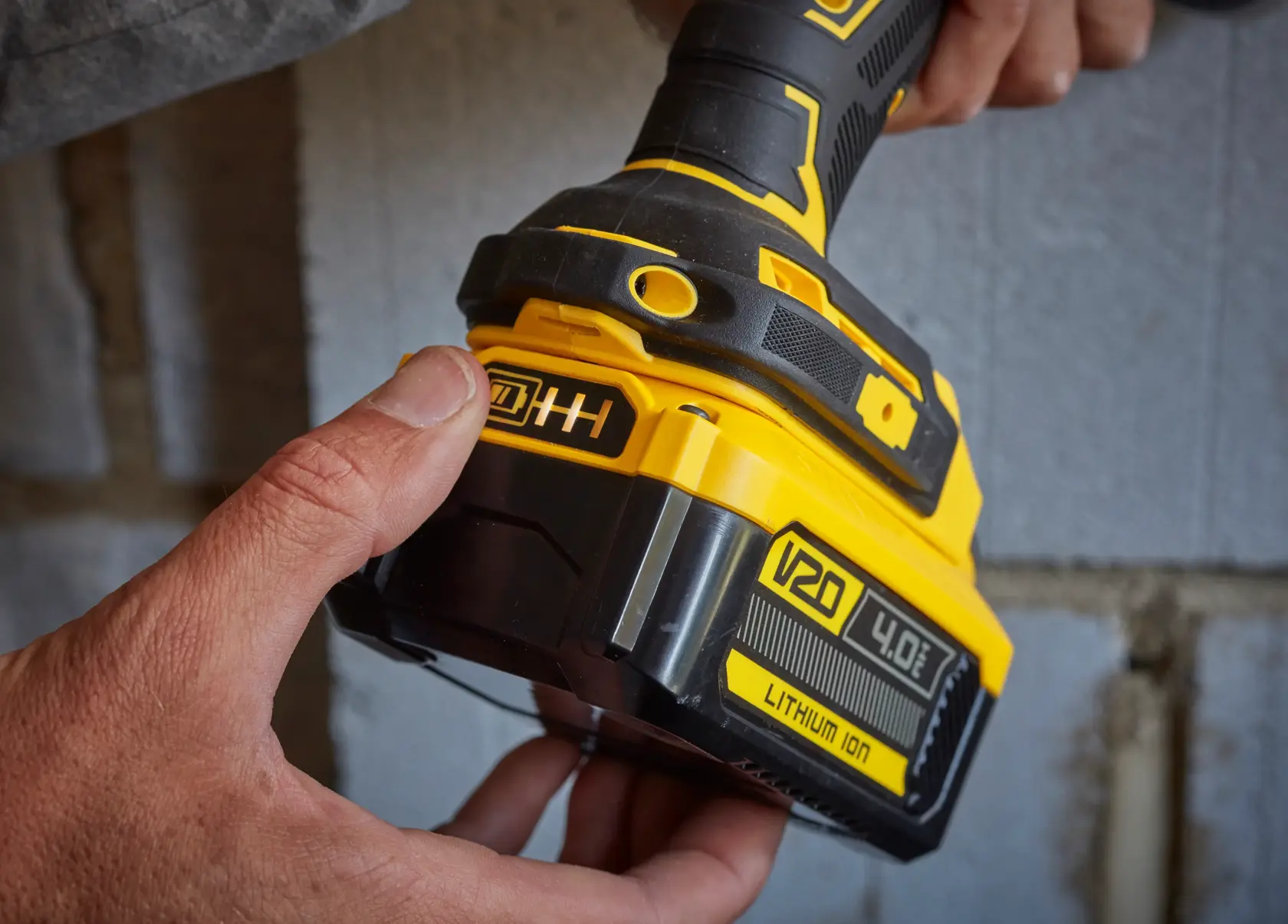 STANLEY SFMCB204 batterie lithium-ion sur outil électrique, jaune et noir, vue latérale rapprochée.