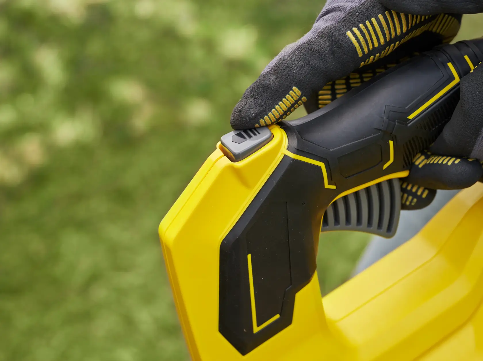 Manico soffiatore STANLEY SFMCBL730M1 in primo piano, design giallo e nero, fotografia all'aperto.
