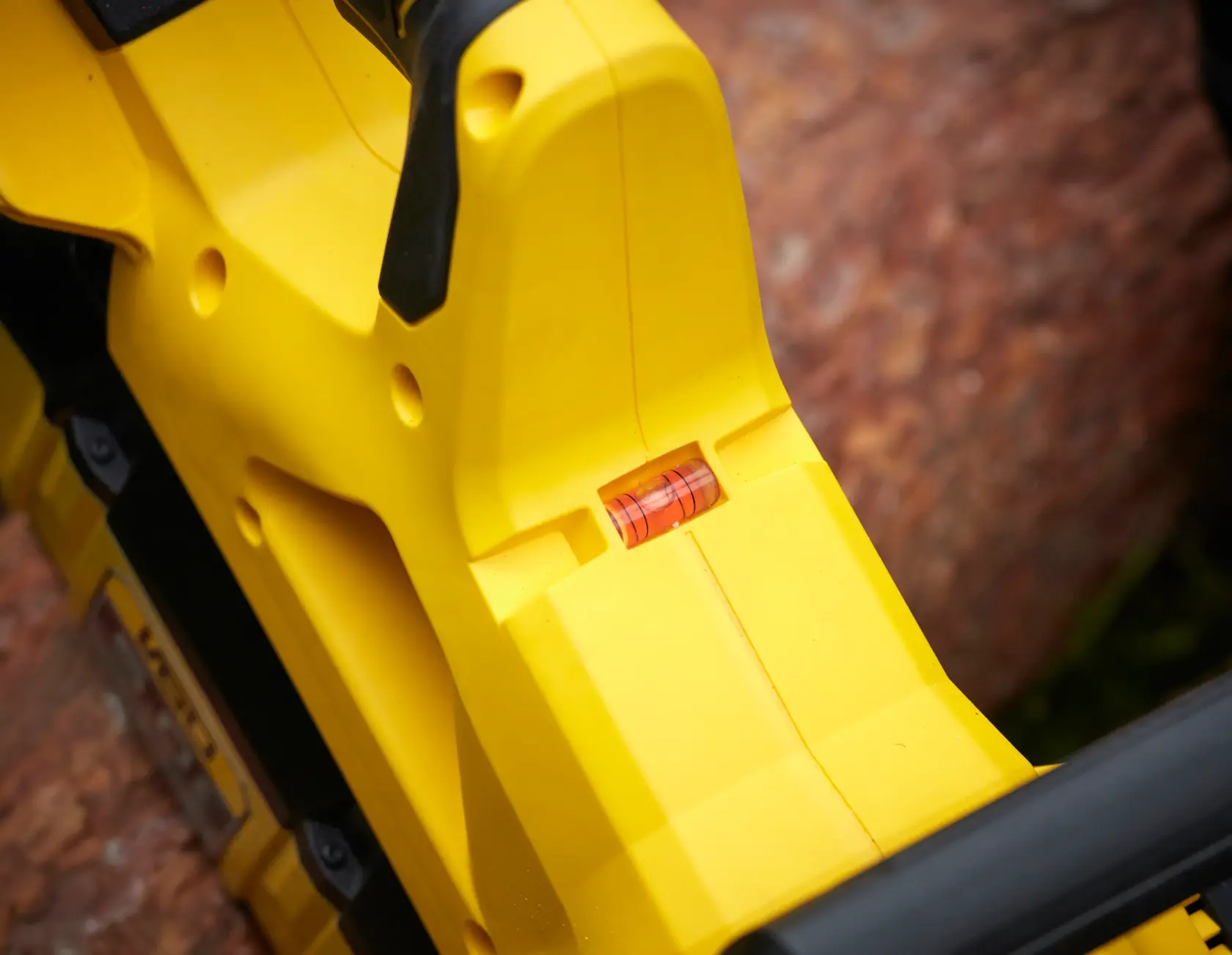 STANLEY SFMCCSB664B yellow tool housing with built-in spirit level, close-up photography.