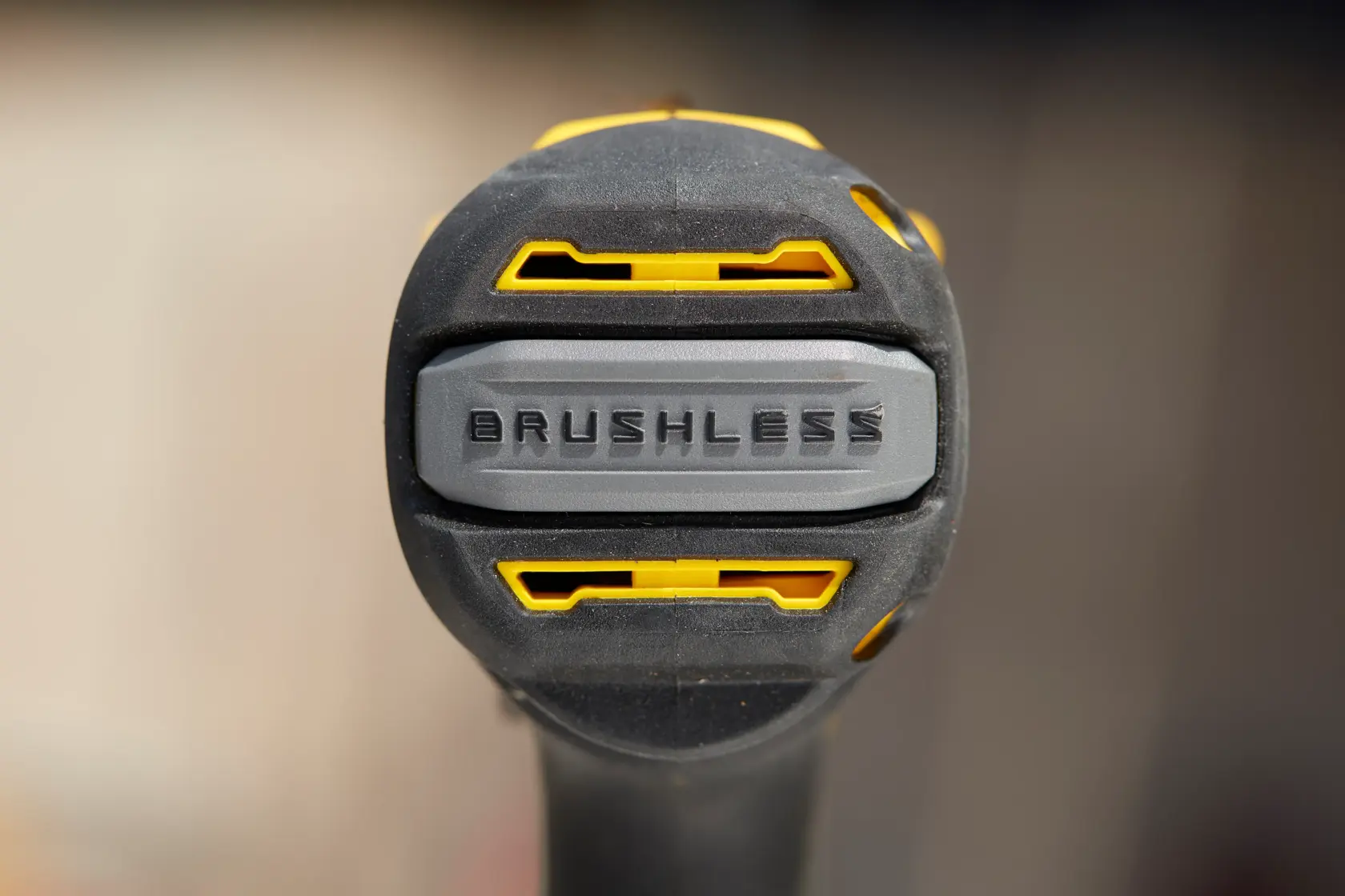 STANLEY SFMCD715D2K Brushless-Bohrmaschine Nahaufnahme, gelbe und schwarze Details, Fotografie.