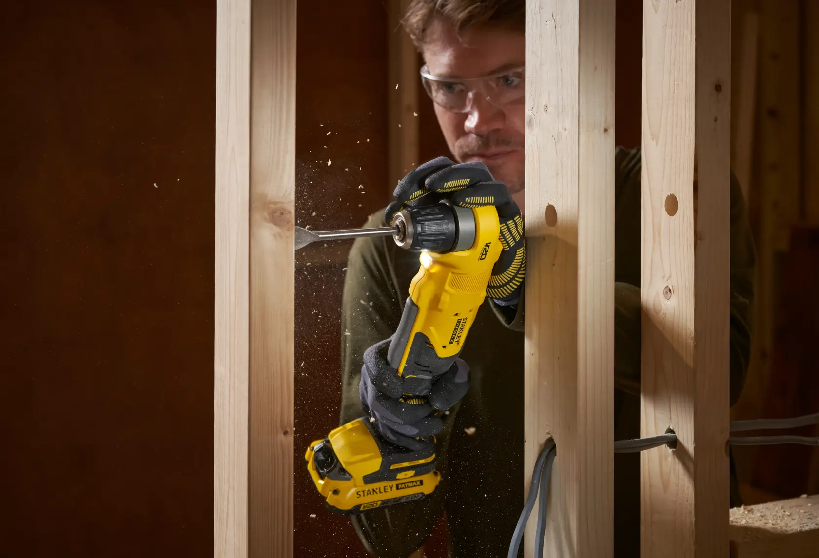 Stanley SFMCD750B perceuse sans fil photographie en utilisation sur une structure en bois.