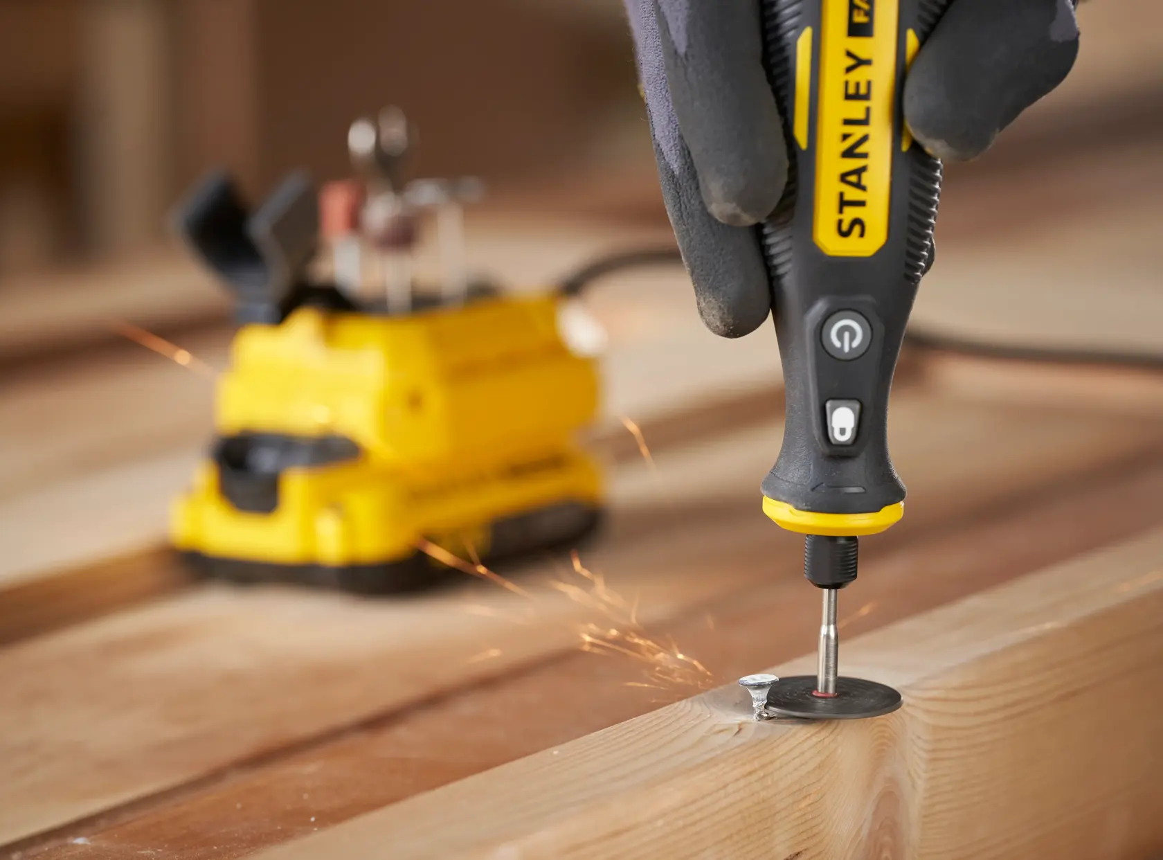 STANLEY SFMCE030B outil rotatif utilisé sur du bois, des étincelles, angle de photographie rapproché.