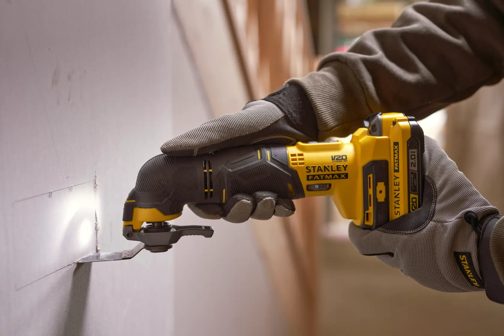 STANLEY SFMCE500D1K outil multifonction oscillant sans fil coupant du placoplâtre, vue rapprochée en action.