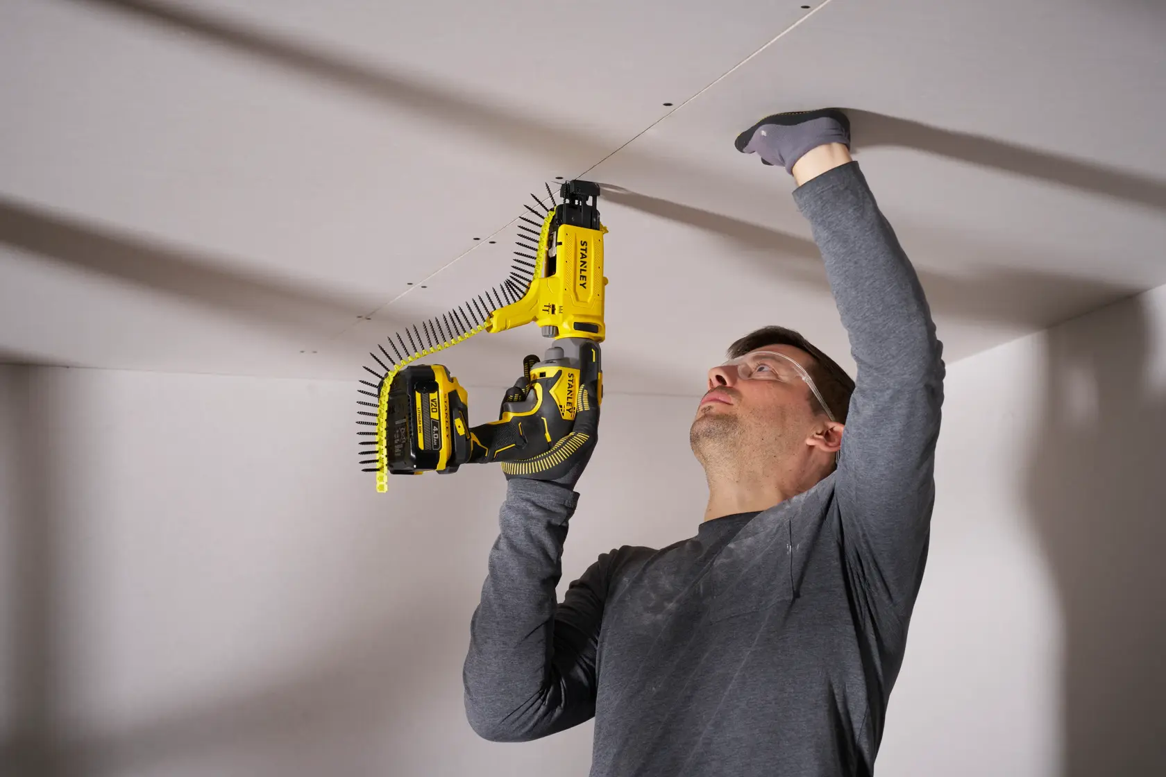 STANLEY SFMCF600B visseuse utilisée pour l'installation de plaques de plafond, photographie de l'outil en action.