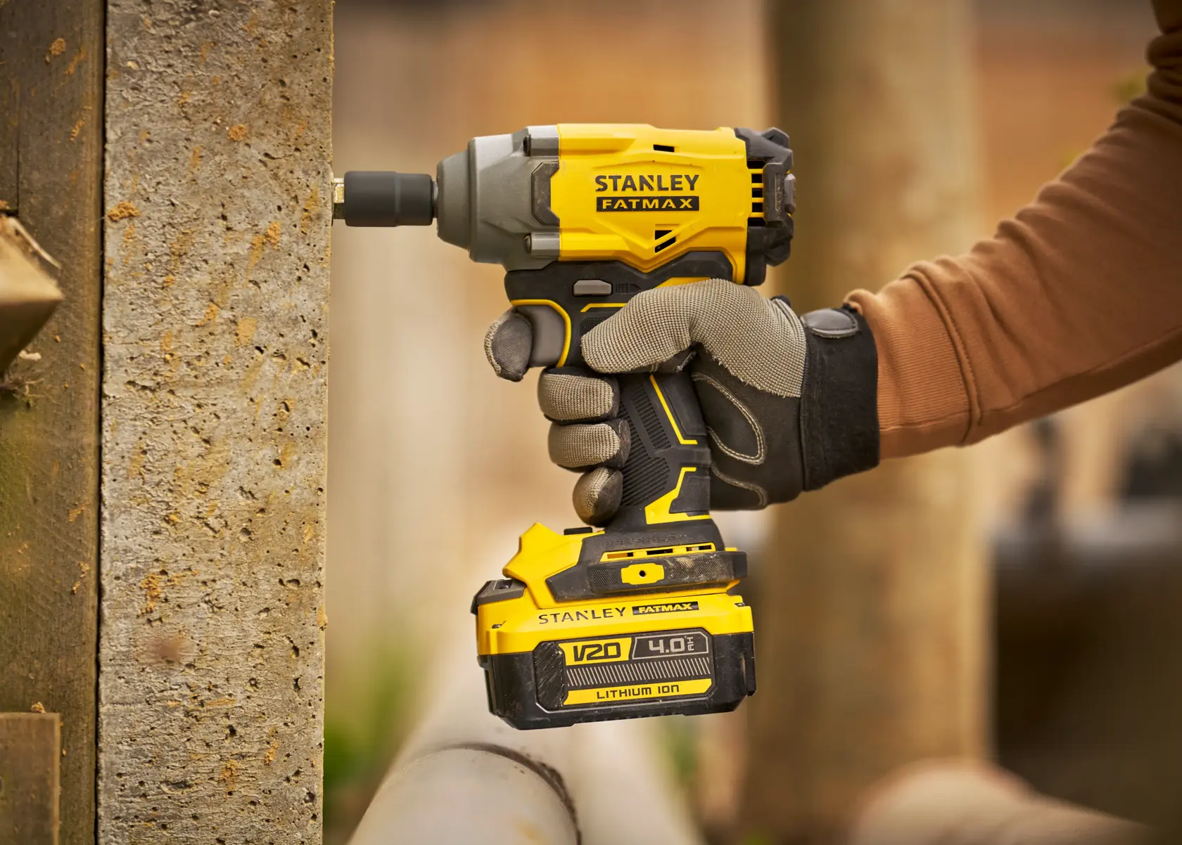 Stanley SFMCF920B visseuse à choc sans fil en fonctionnement, design jaune et noir, tenue par un ouvrier.