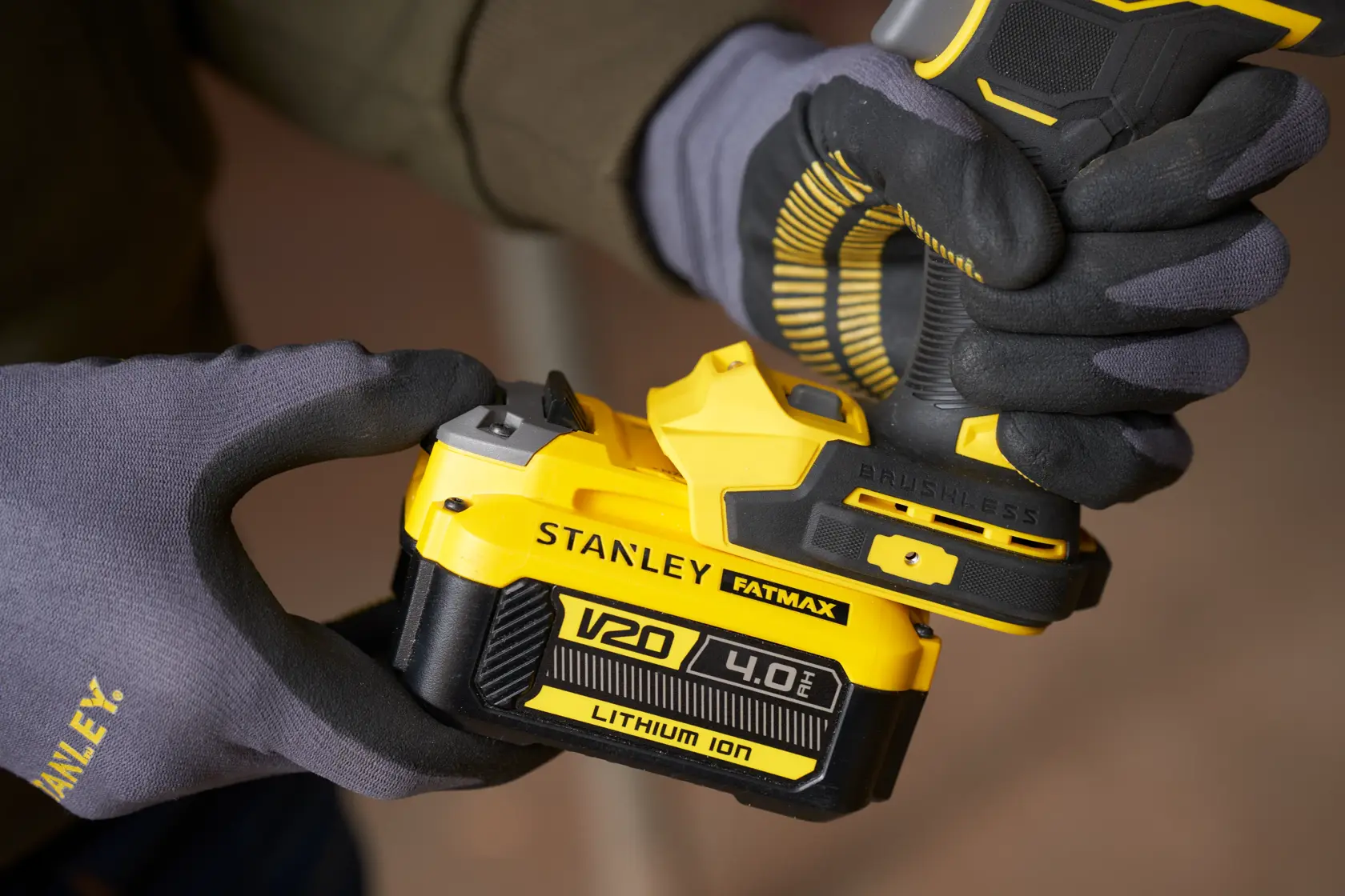 Foto del trapano a batteria STANLEY SFMCF940M1 con batteria agli ioni di litio V20 4,0Ah tenuto con guanti.