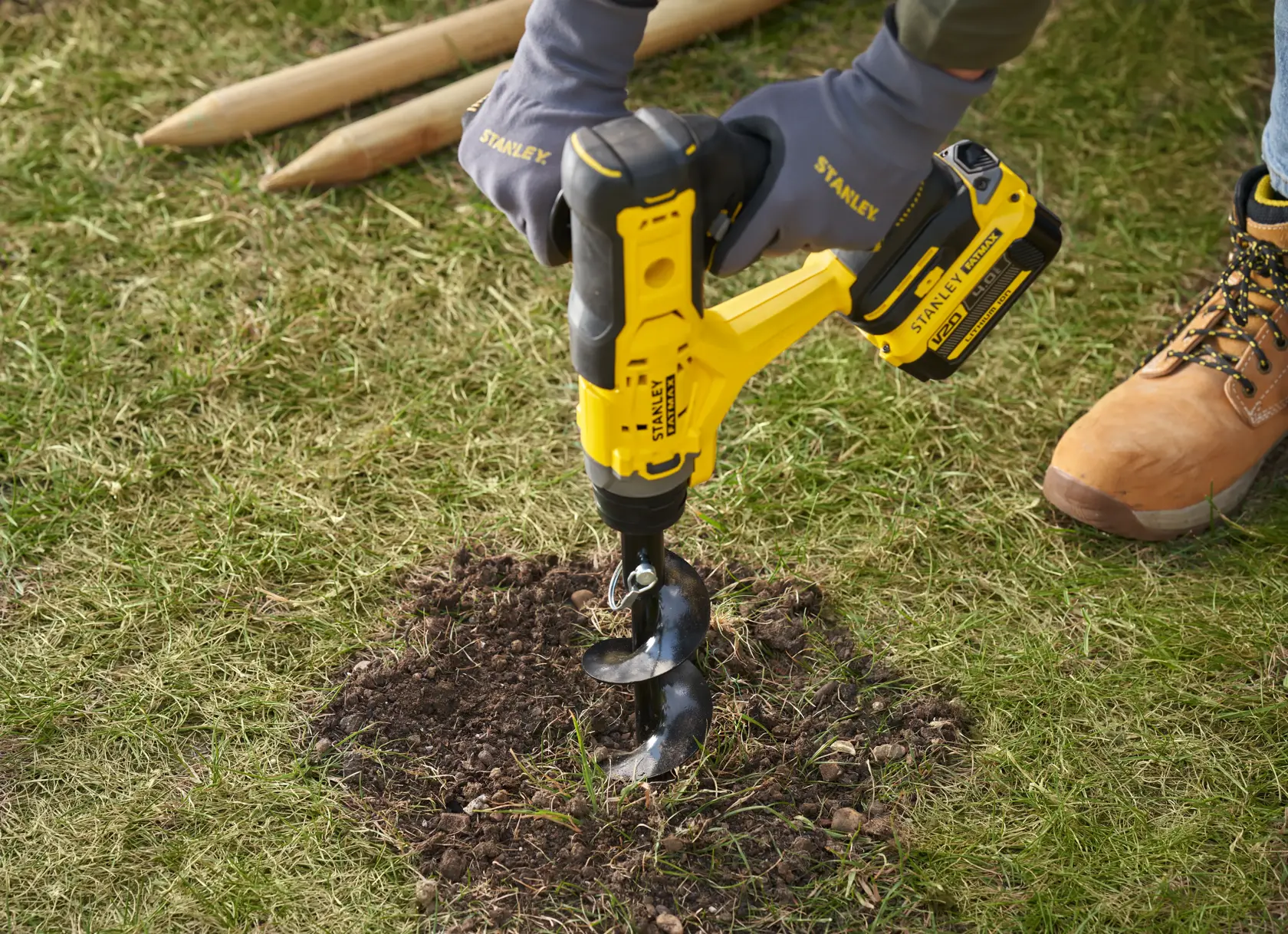 STANLEY SFMCGA75M1 tarière de jardin sans fil perçant le sol, scène extérieure en gros plan.