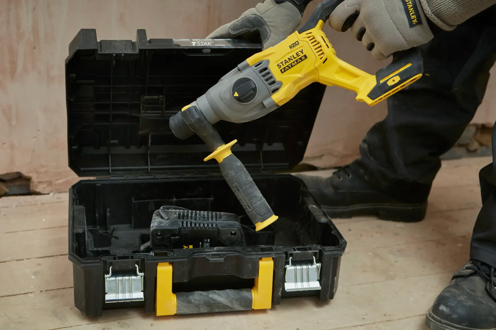 STANLEY SFMCH900M22 martello rotativo cordless in valigetta nera e gialla, visto frontalmente.