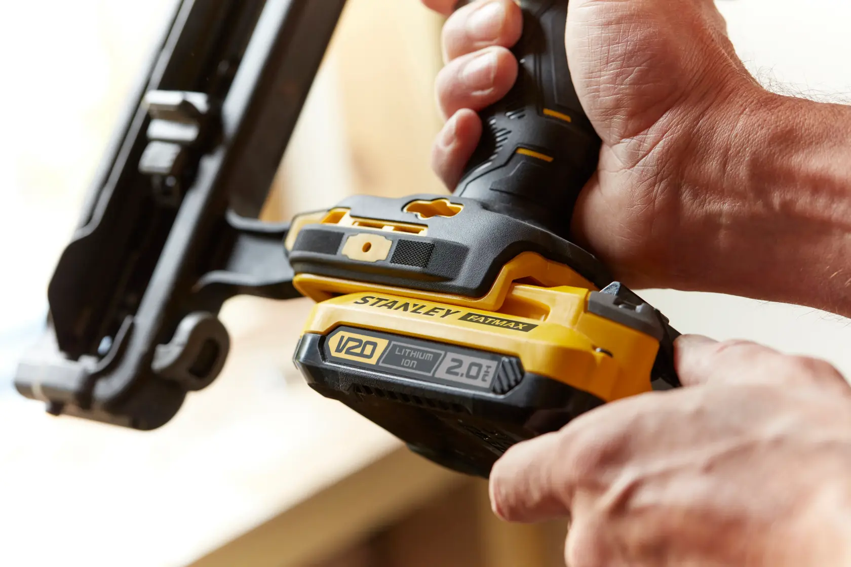 Foto della chiodatrice cordless STANLEY SFMCN616D2K V20 con batteria al litio 2.0Ah tenuta in mano.