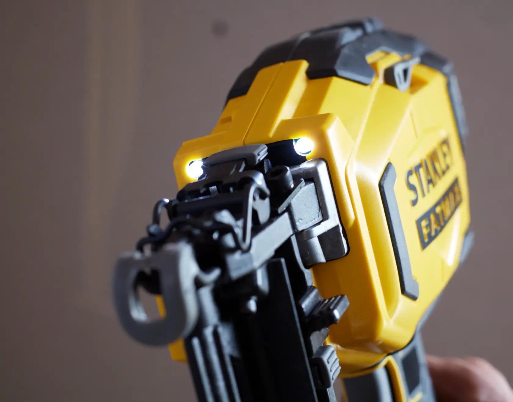 STANLEY SFMCN616D2K chiodatrice gialla senza fili con luci LED, angolo ravvicinato.