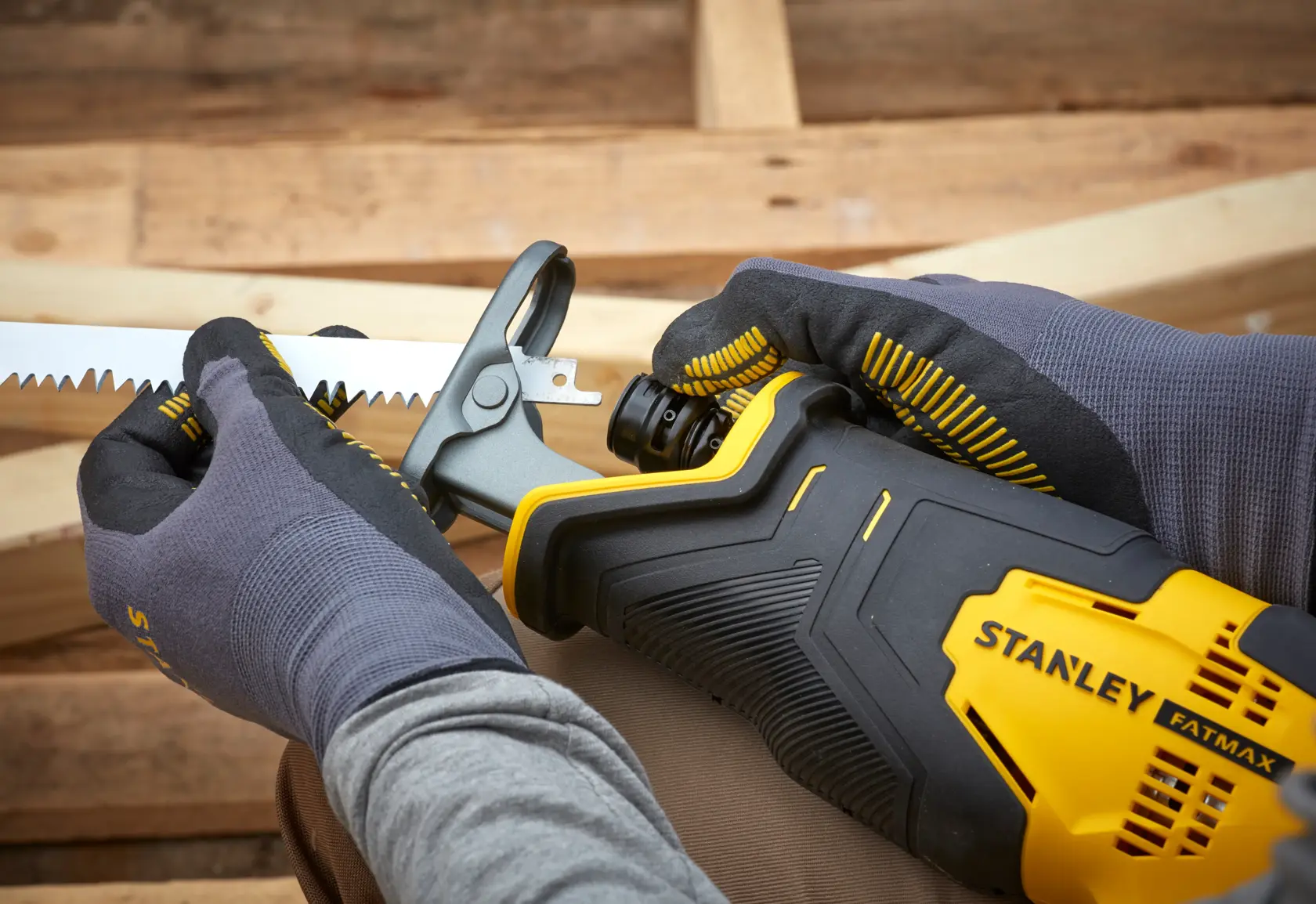 Foto del seghetto alternativo STANLEY SFMCS300D2K in fase di regolazione, utensile giallo e nero ravvicinato.