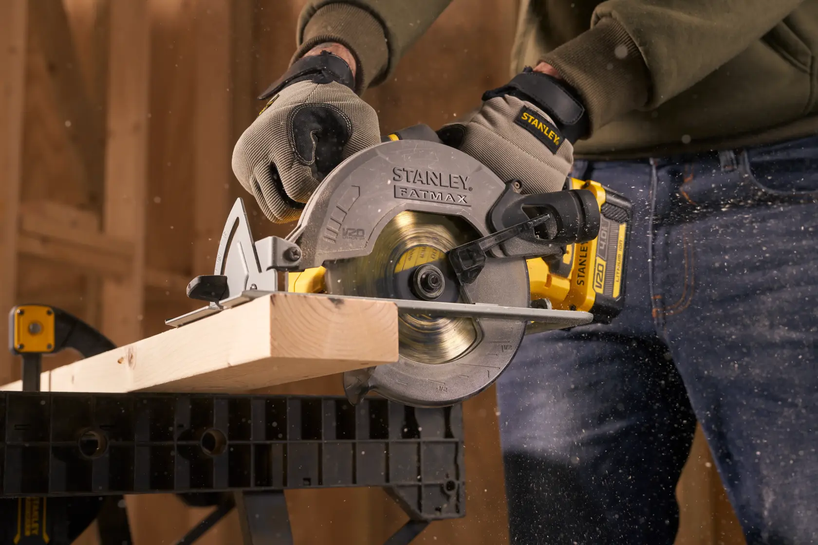 Stanley SFMCS500M1S scie circulaire coupe du bois, gros plan, sciure volante en atelier.