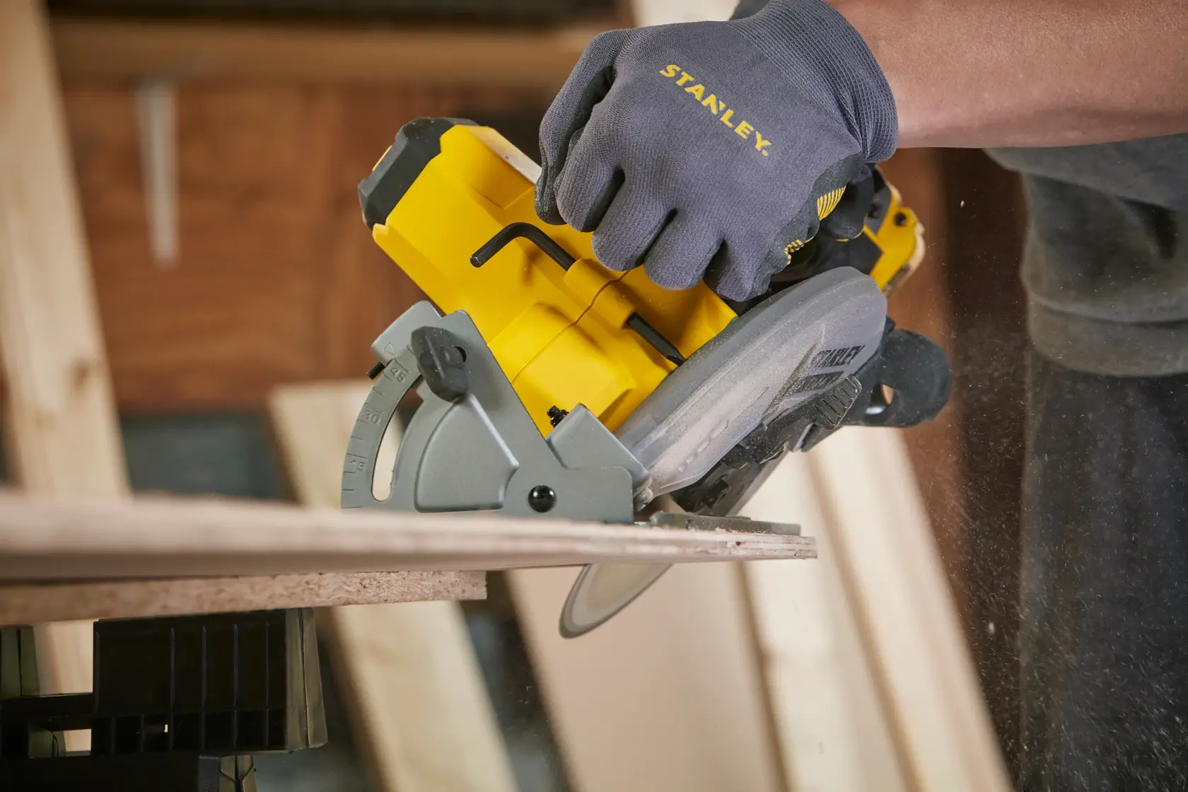 STANLEY SFMCS500M2K sega circolare senza fili che taglia legno, angolo laterale, con guanto da lavoro di marca.