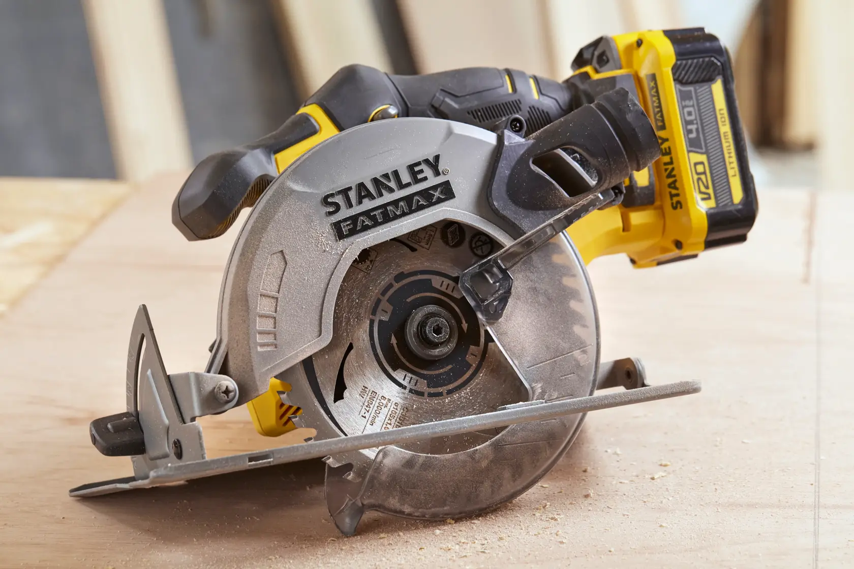 STANLEY SFMCS500M2K sega circolare cordless, vista laterale, lama che taglia una superficie di legno.