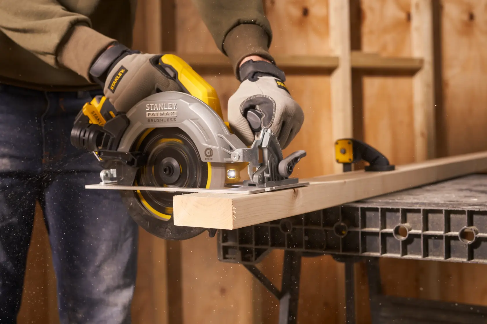 STANLEY SFMCS550B sega circolare in uso per taglio di legno, primo piano in laboratorio.