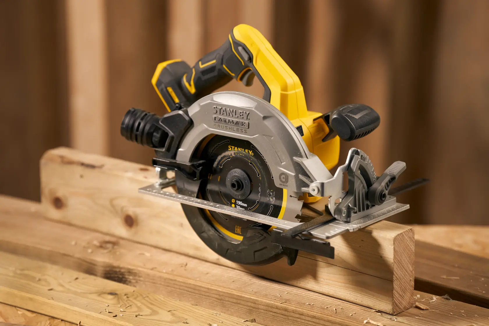 STANLEY SFMCS550M2K scie circulaire sans fil à moteur brushless, coupe du bois, vue latérale.