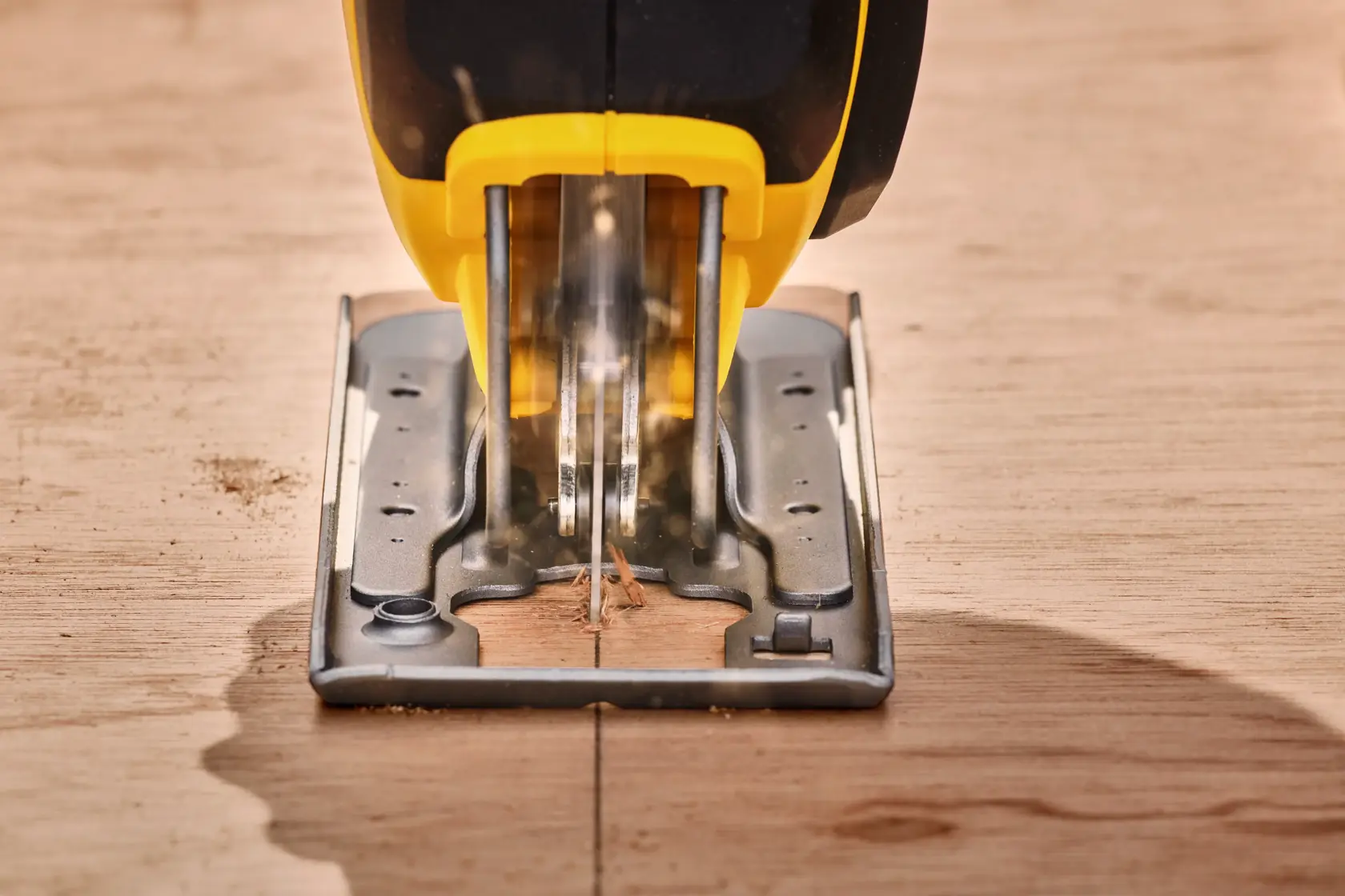 STANLEY SFMCS600M2K seghetto alternativo taglia legno, inquadratura frontale ravvicinata, utensile giallo e nero, fotografia.