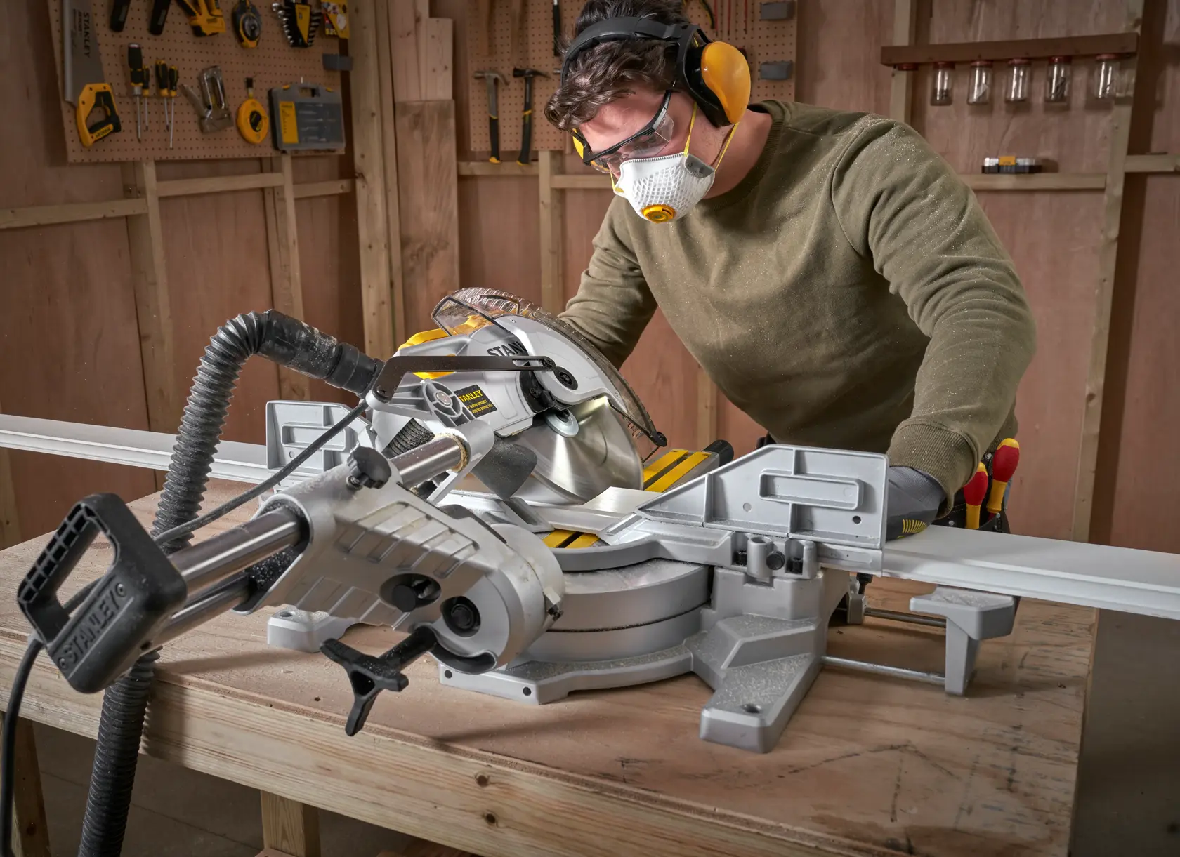 Troncatrice radiale STANLEY SM1800 in uso su banco da lavoro in legno in officina.