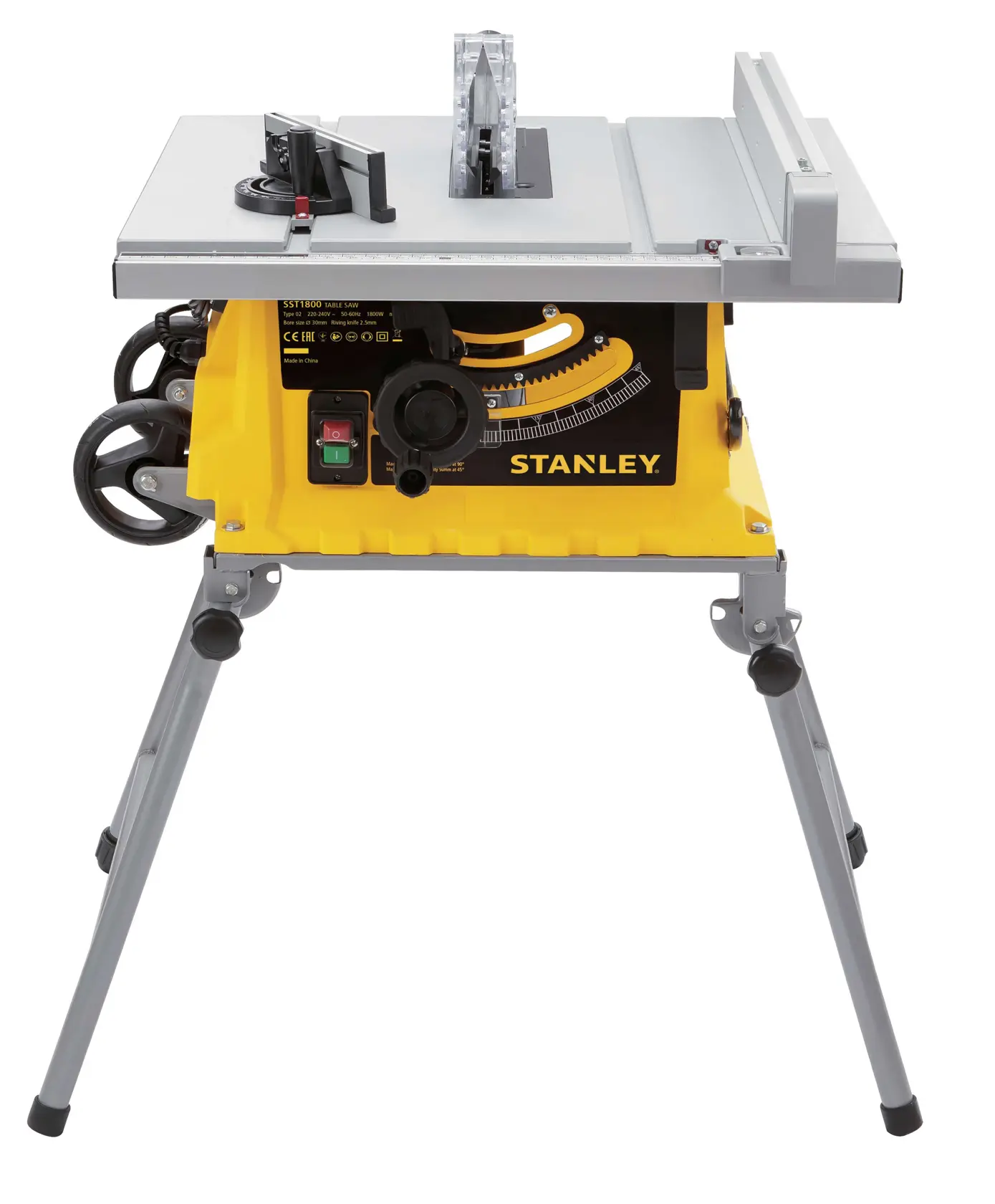 Scie sur table STANLEY SST1800 avec base jaune, plateau argenté, pieds pliables et boutons de réglage visibles, vue de face.