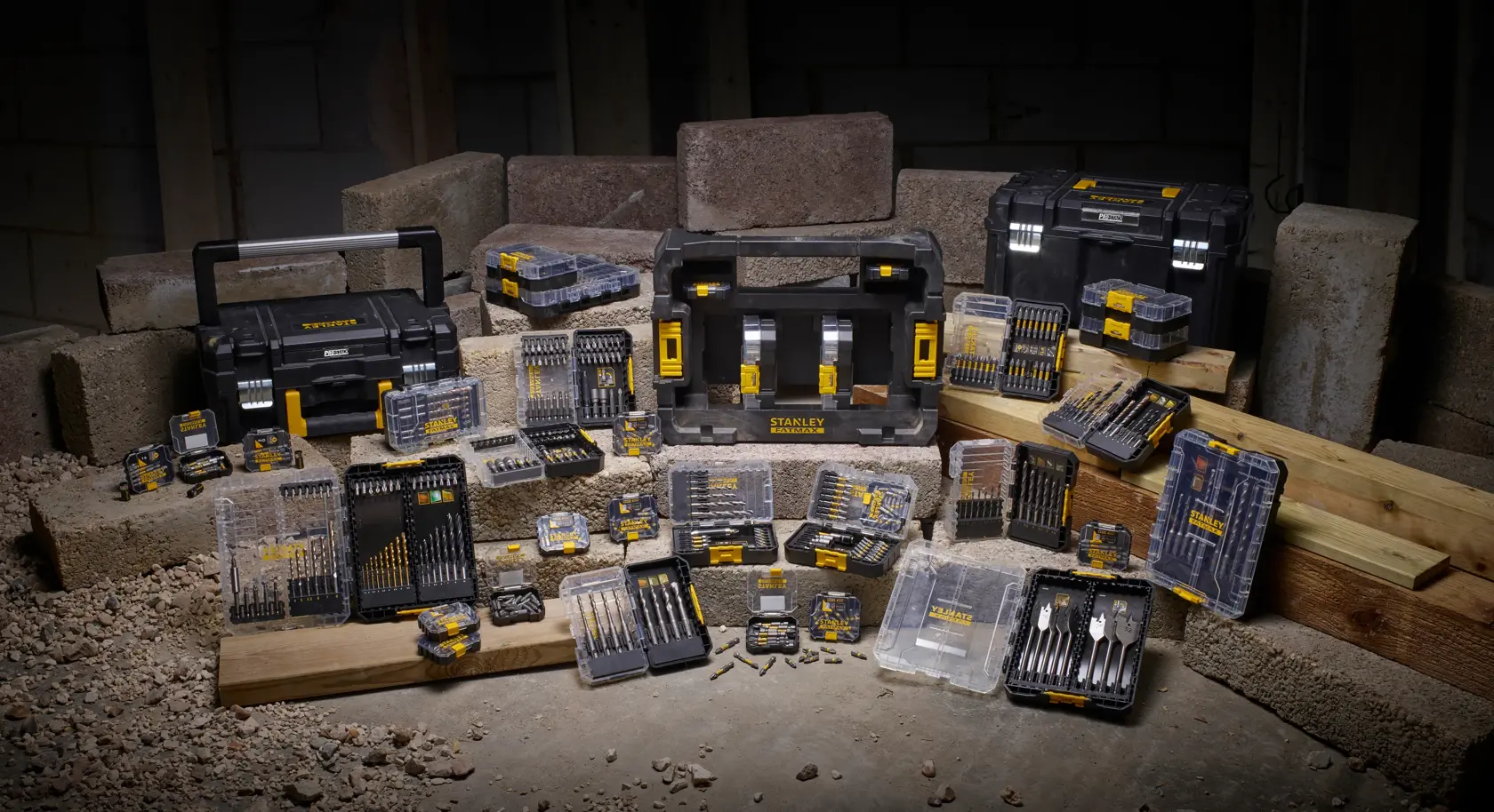 STANLEY STA88558 coffret d’outils avec forets, boîtes et mallettes disposés sur chantier.