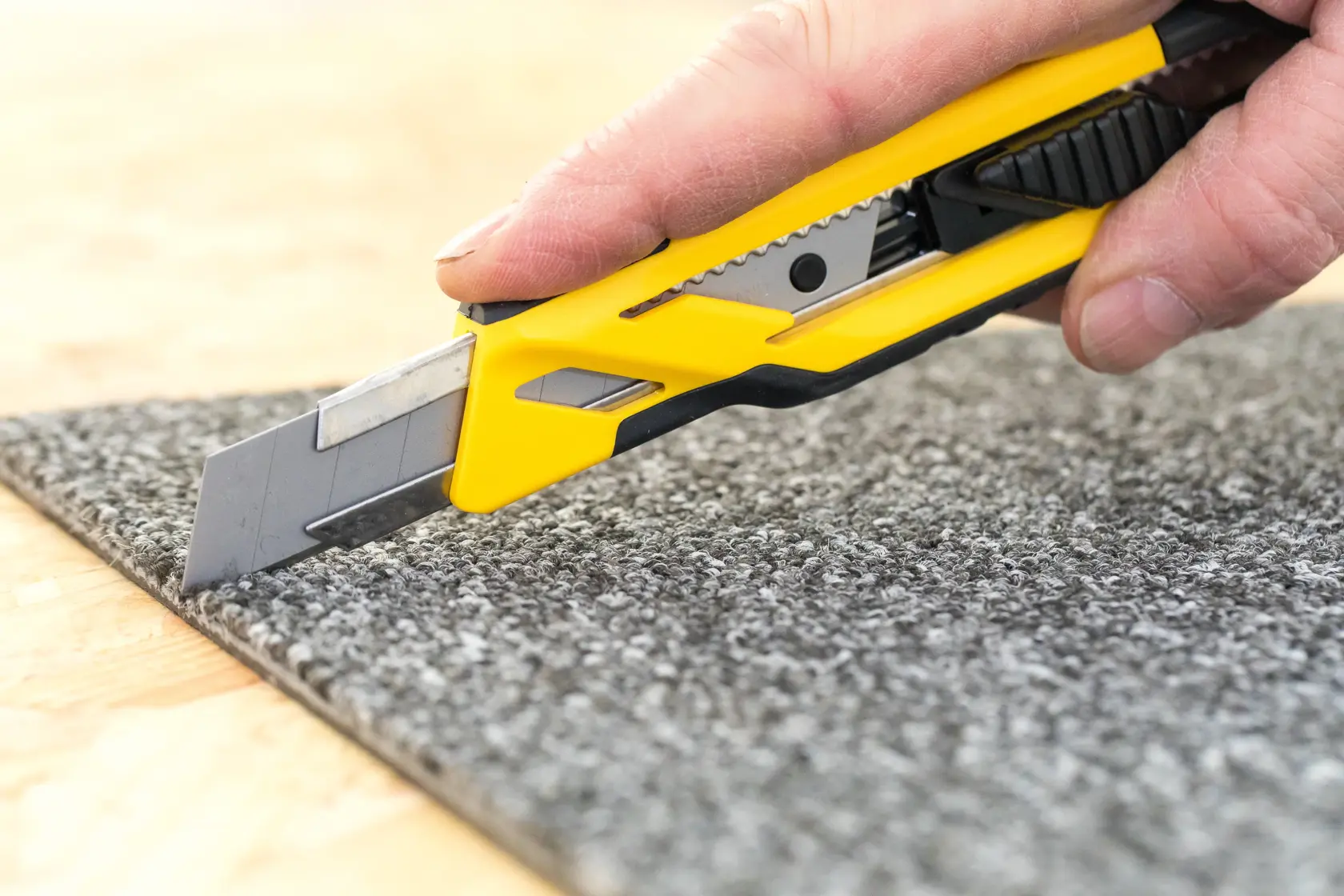 STANLEY STHT10266-1 couteau utilitaire coupant tapis gris, vue latérale, poignée jaune et noire.