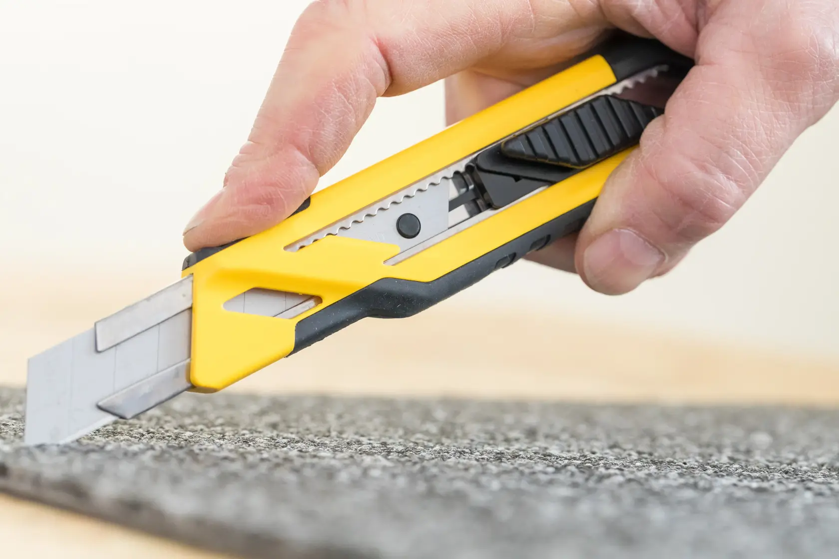 STANLEY STHT10266-1 couteau utilitaire jaune et noir coupant de la moquette, photographie en gros plan.