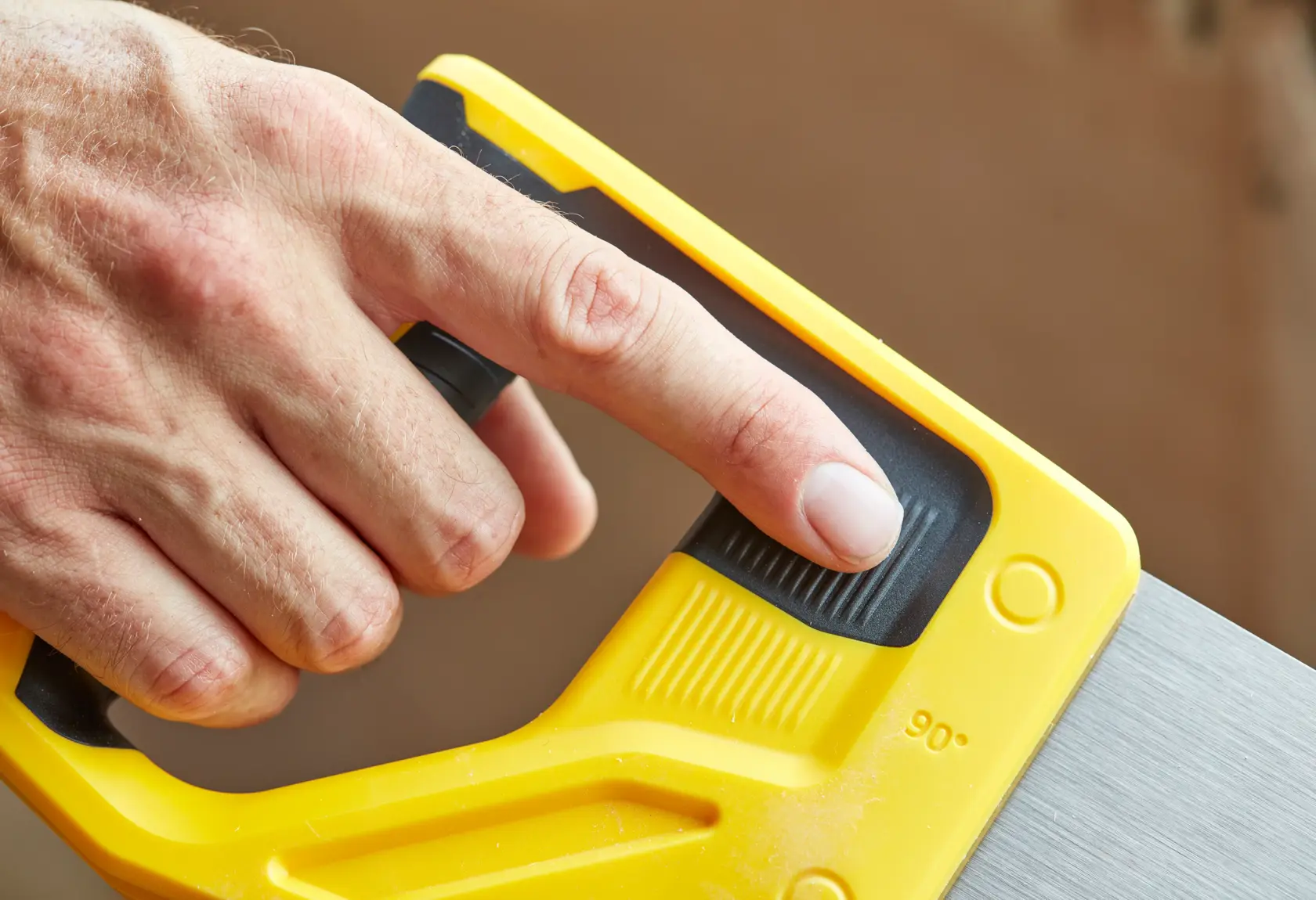 STANLEY STHT20350-1 poignée de scie à main, détail jaune et noir, photographie en gros plan