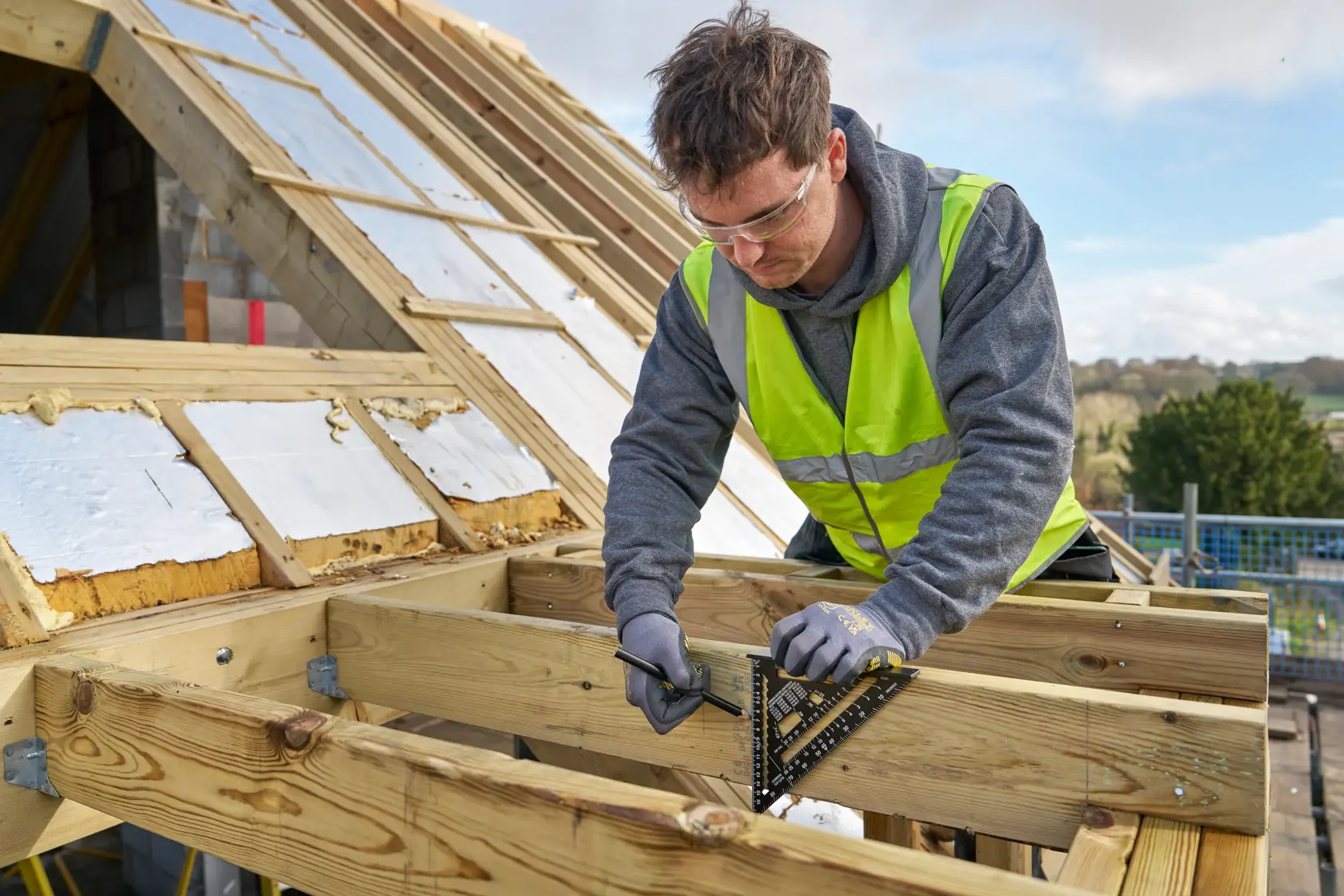 Squadra STANLEY STHT46101-0 utilizzata per segnare travi in legno su un cantiere sul tetto.