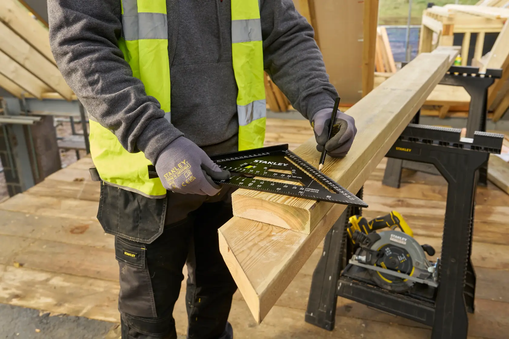 STANLEY STHT46102-0 squadra da carpentiere usata per segnare il legno, cantiere esterno, dimostrazione prodotto.