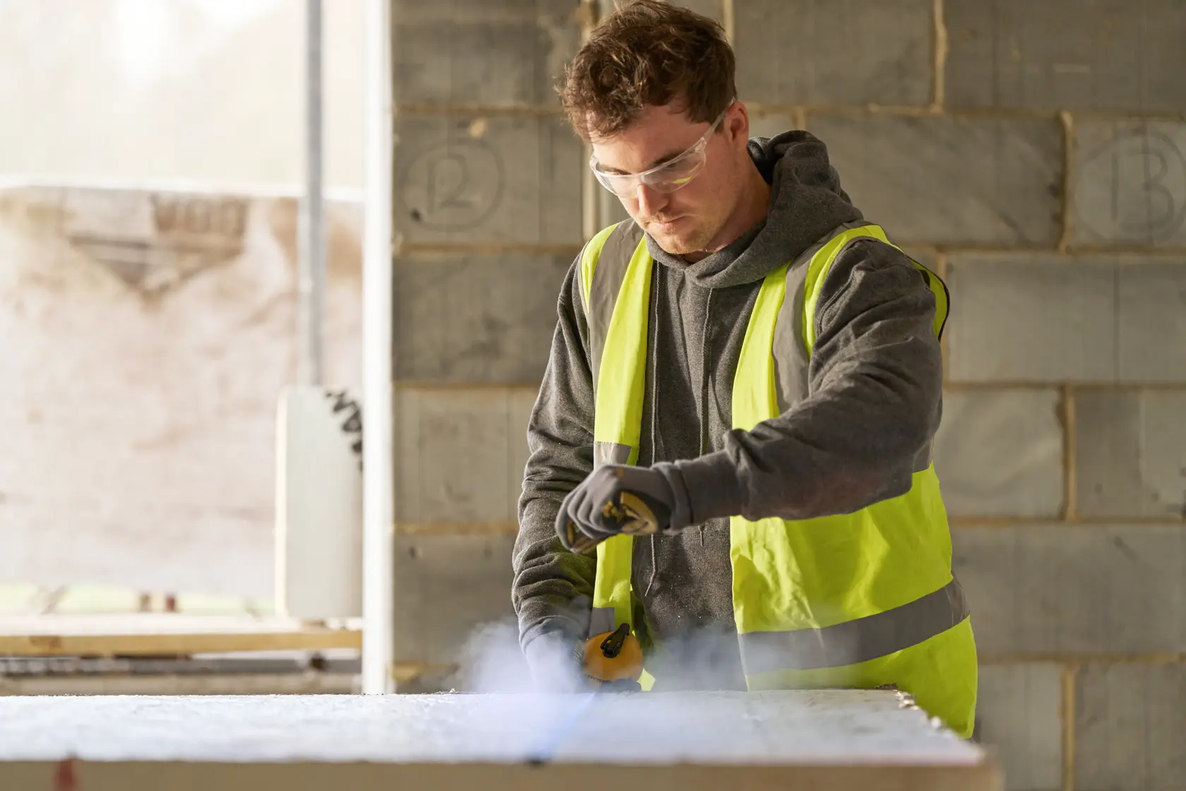 Utensile manuale STANLEY STHT47112-0 in uso su cantiere, persona con gilet riflettente mentre utilizza l’utensile.