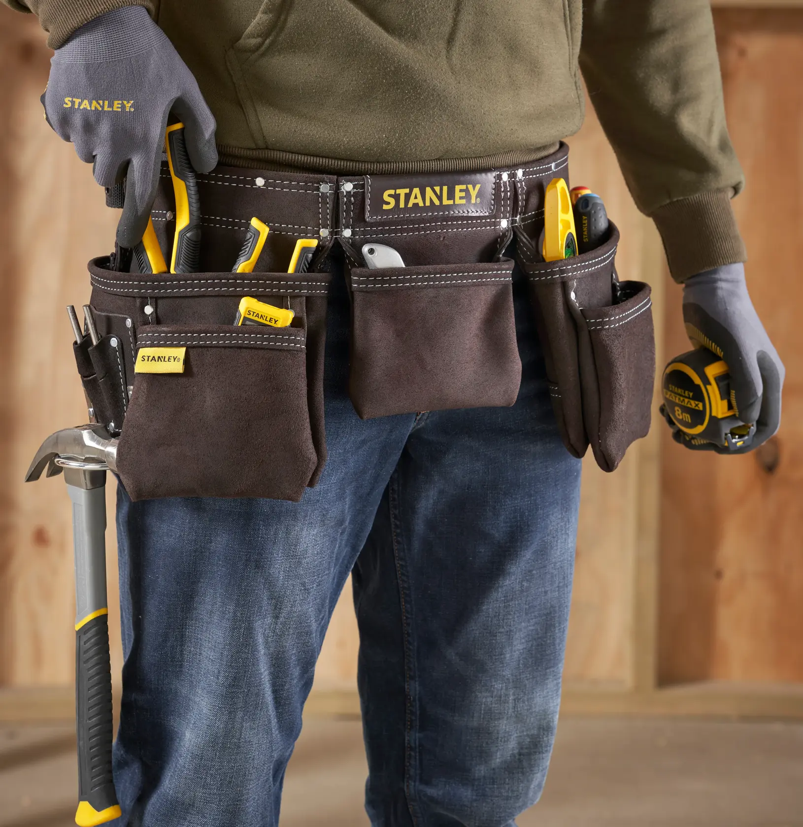 Photographie de la ceinture à outils STANLEY STST1-80113, ceinture marron en suède avec plusieurs poches et outils portés.