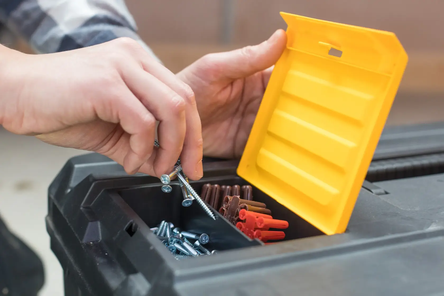 STANLEY STST1-80150 boîte à outils avec couvercle jaune ouvert, montrant des vis et des connecteurs à l’intérieur.