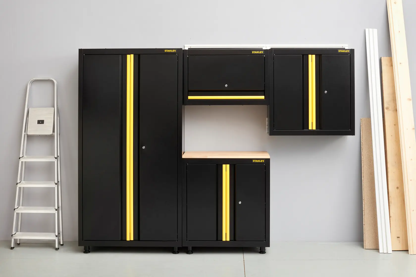 STANLEY STST97598-1 ensemble de placards de rangement noir et jaune, angle avant, avec échelle et planches de bois.